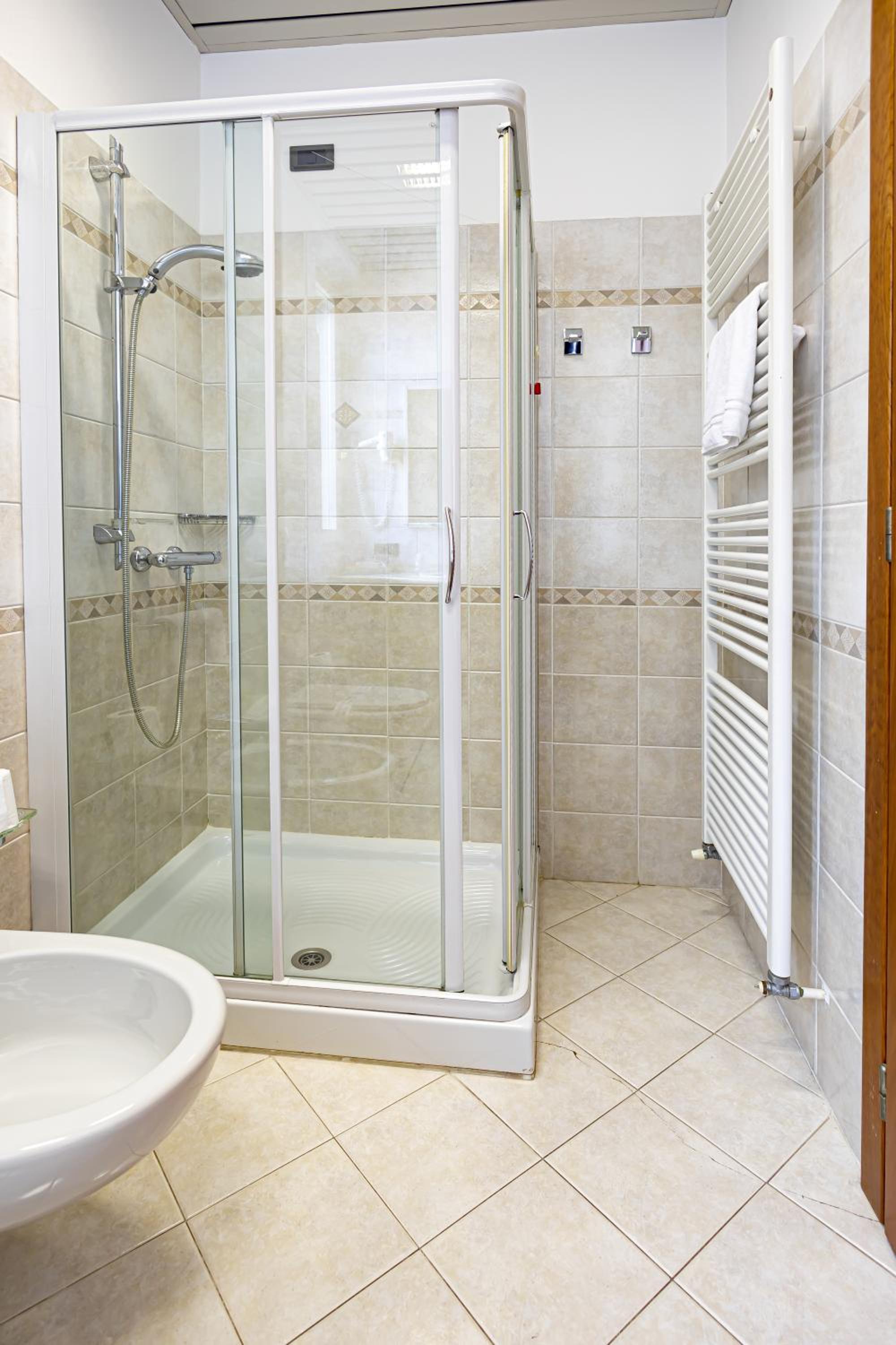 Deluxe Double or Twin Room with Terrace and Lake View - Photo 6