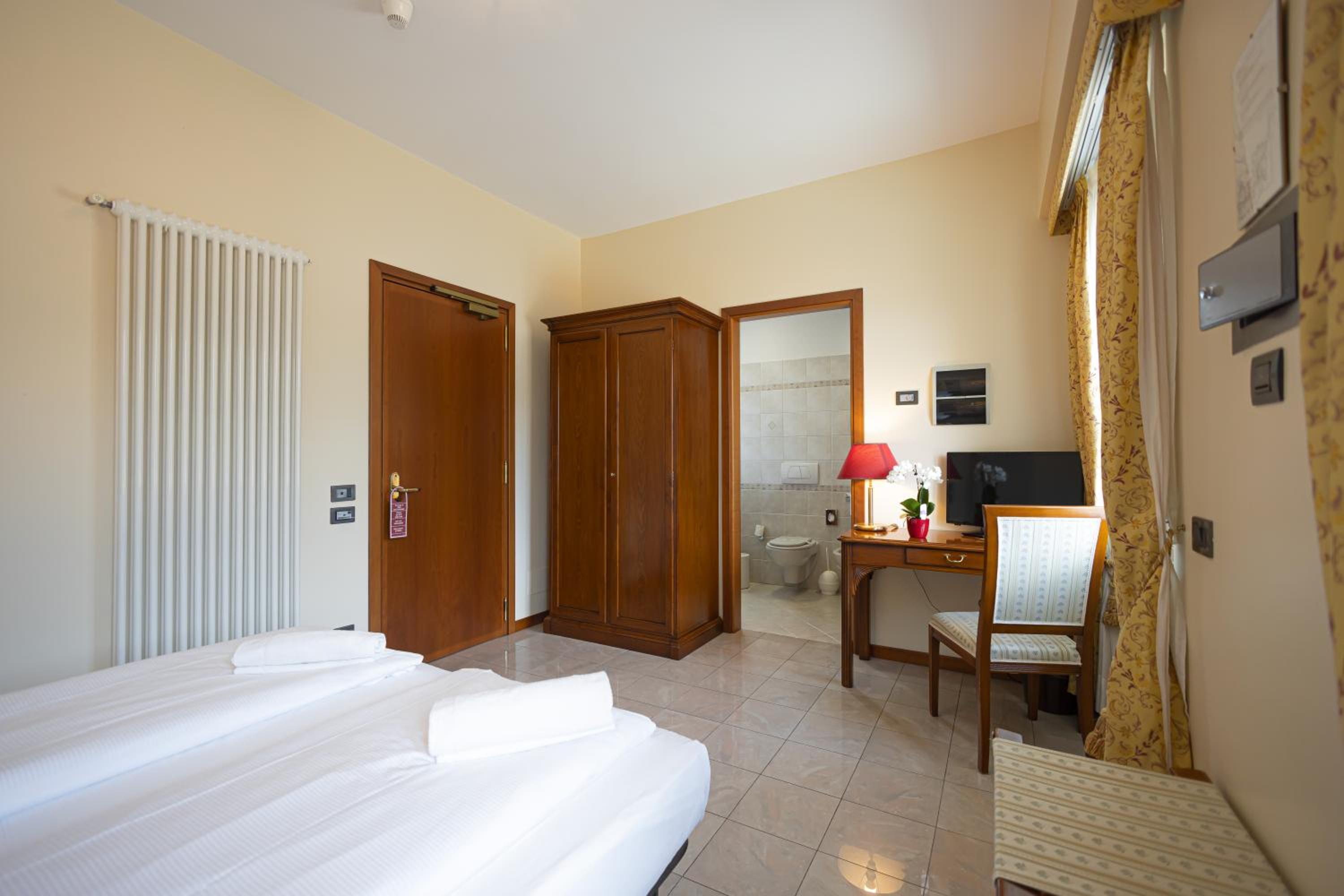 Deluxe Double or Twin Room with Terrace and Lake View - Photo 4