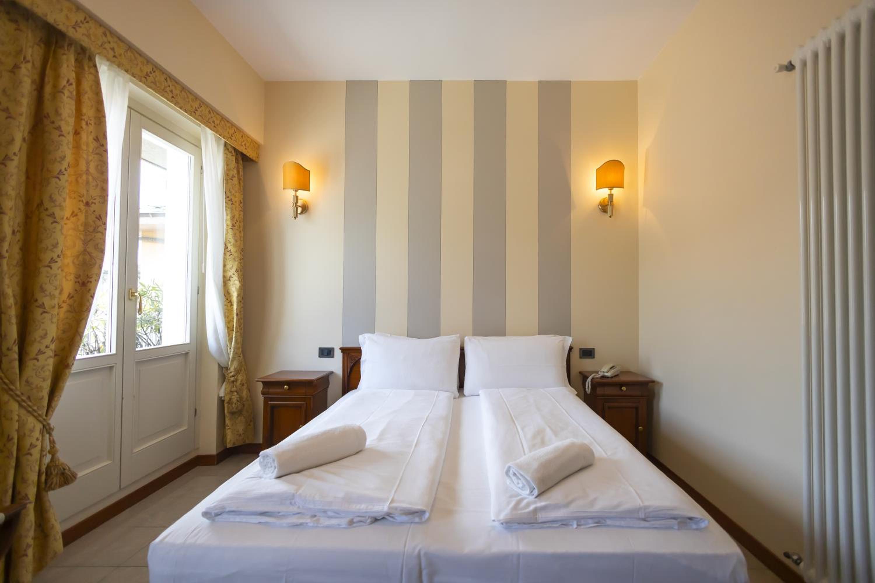 Deluxe Double or Twin Room with Partial Lake View - Photo 1