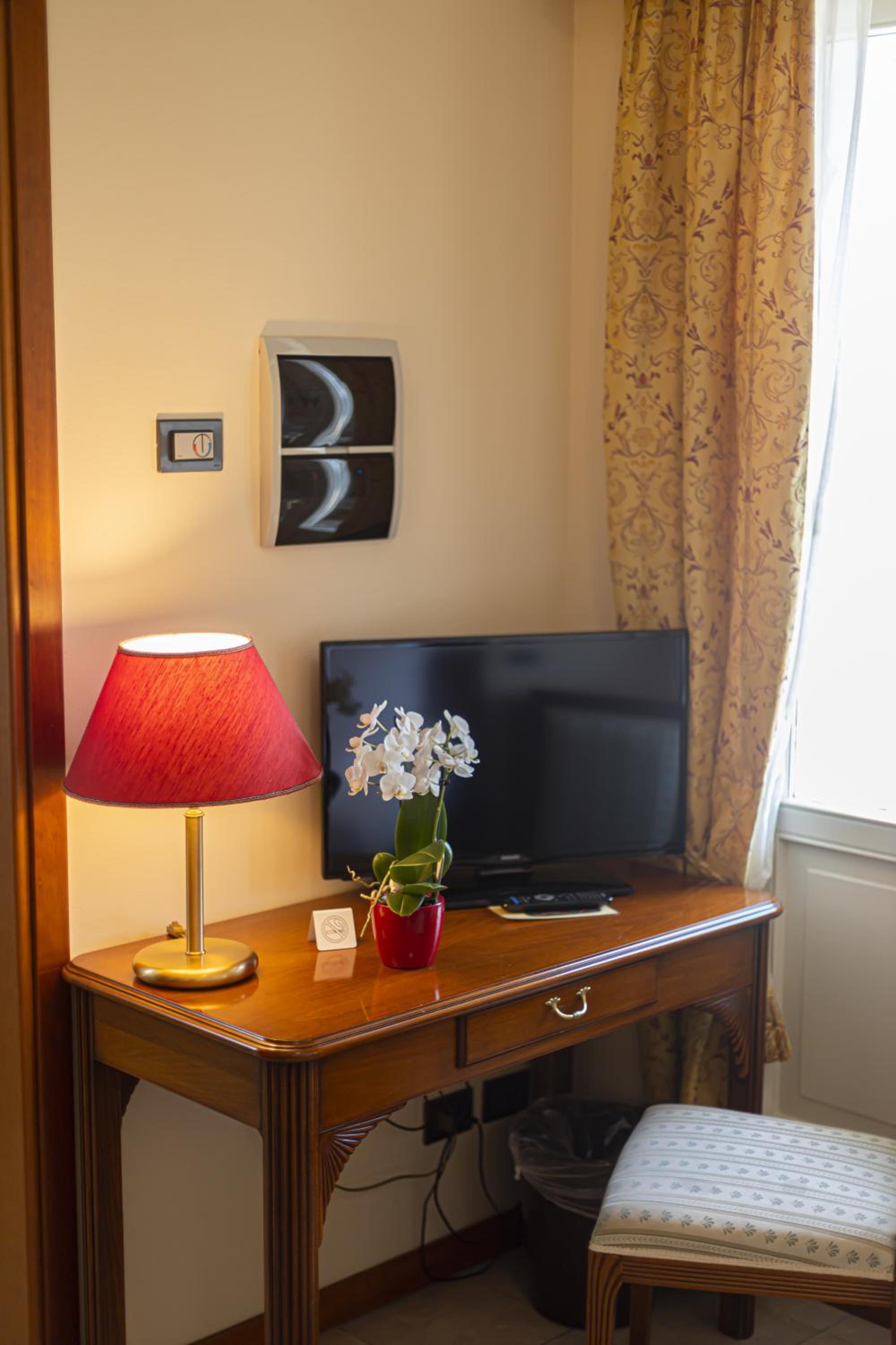 Deluxe Double or Twin Room with Terrace and Lake View - Photo 3