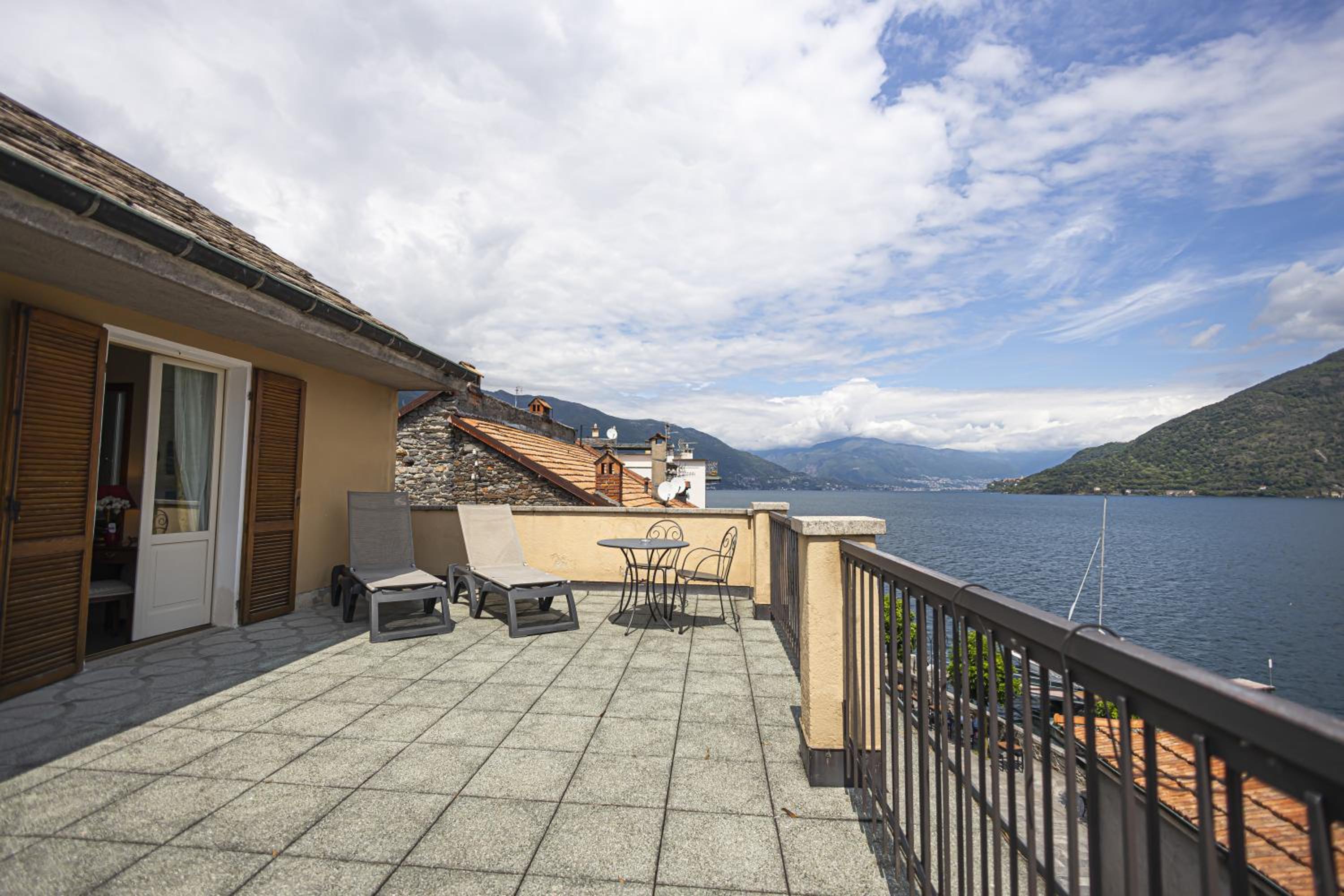 Deluxe Double or Twin Room with Terrace and Lake View - Photo 2