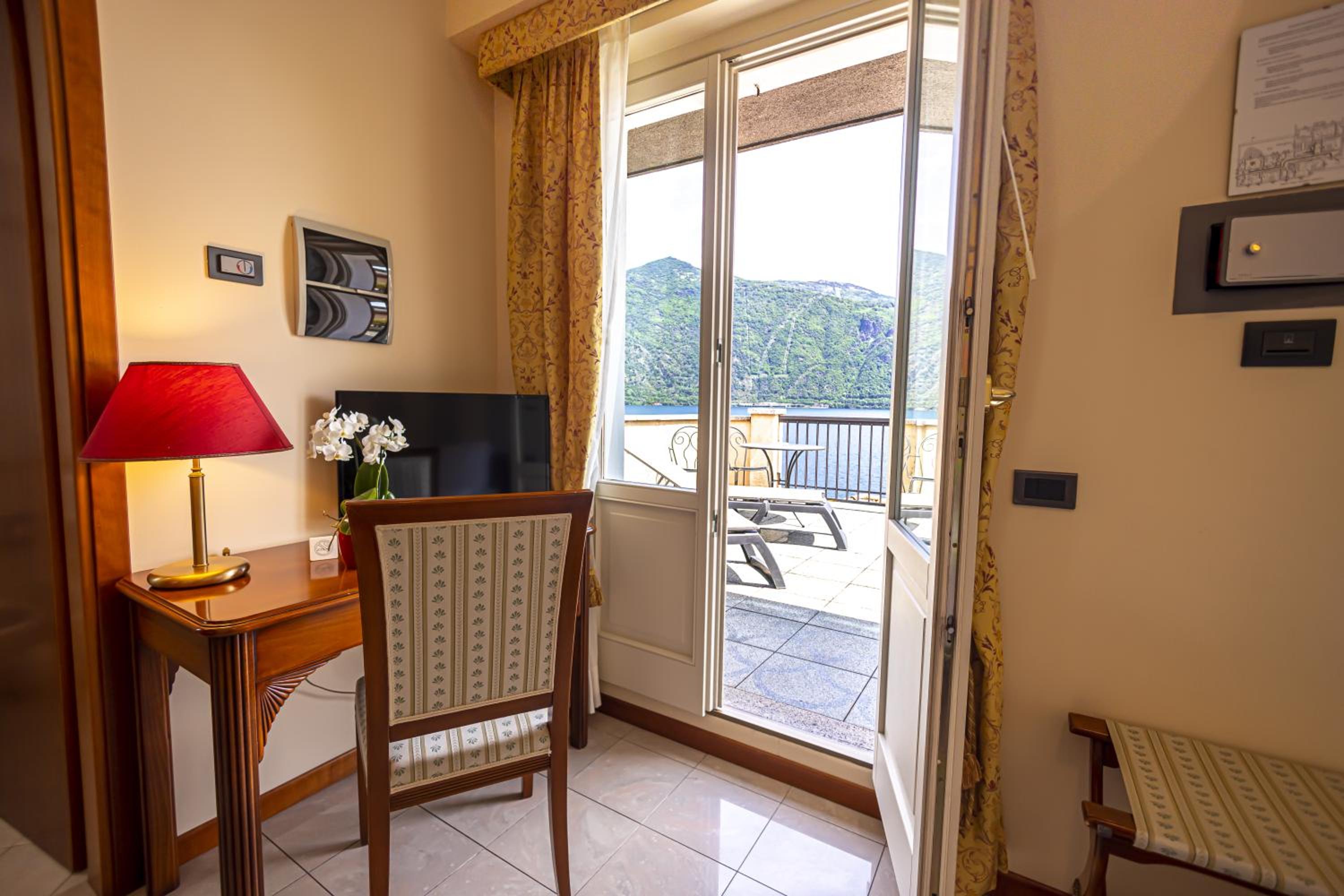 Deluxe Double or Twin Room with Terrace and Lake View - Photo 8