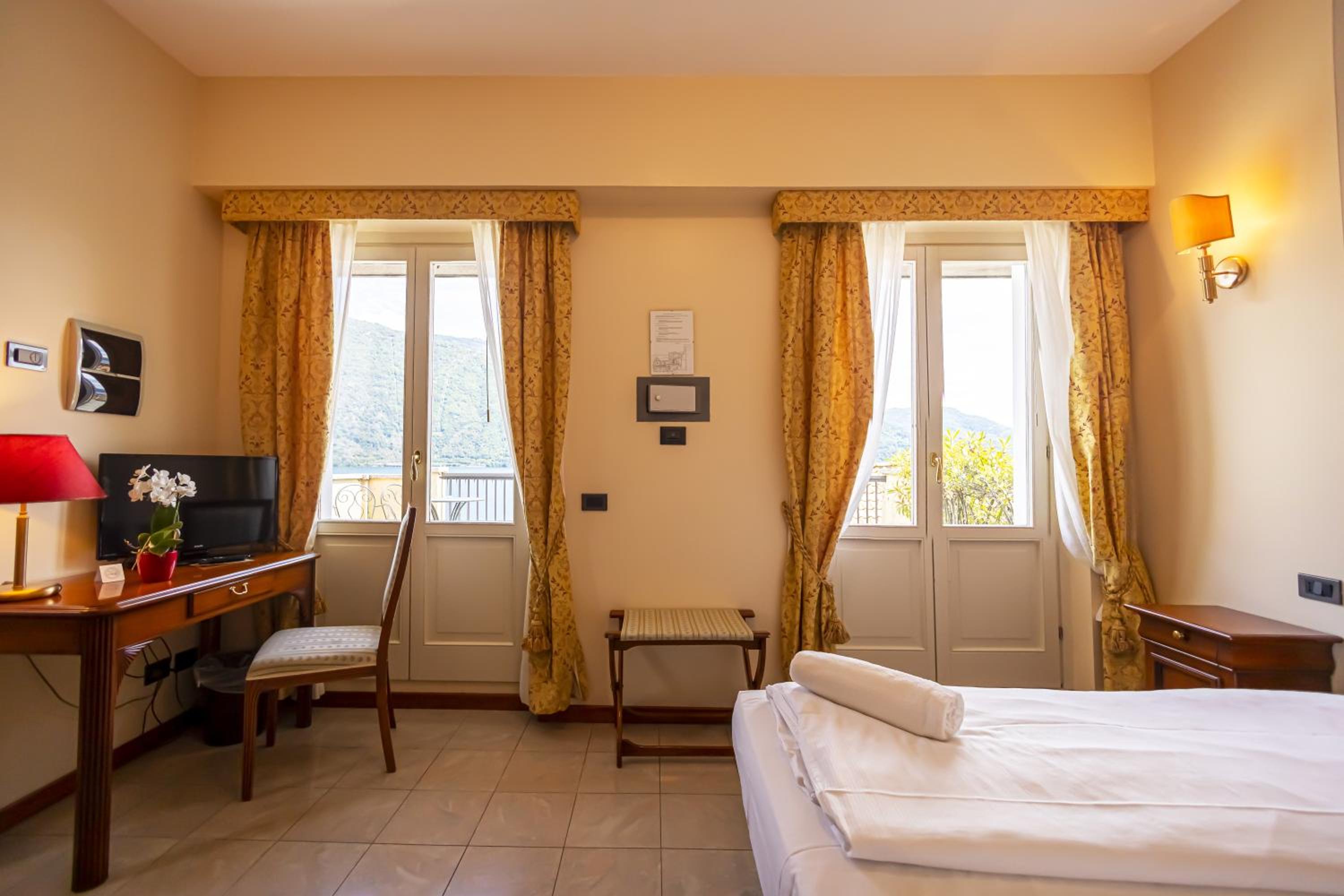 Deluxe Double or Twin Room with Terrace and Lake View - Photo 1