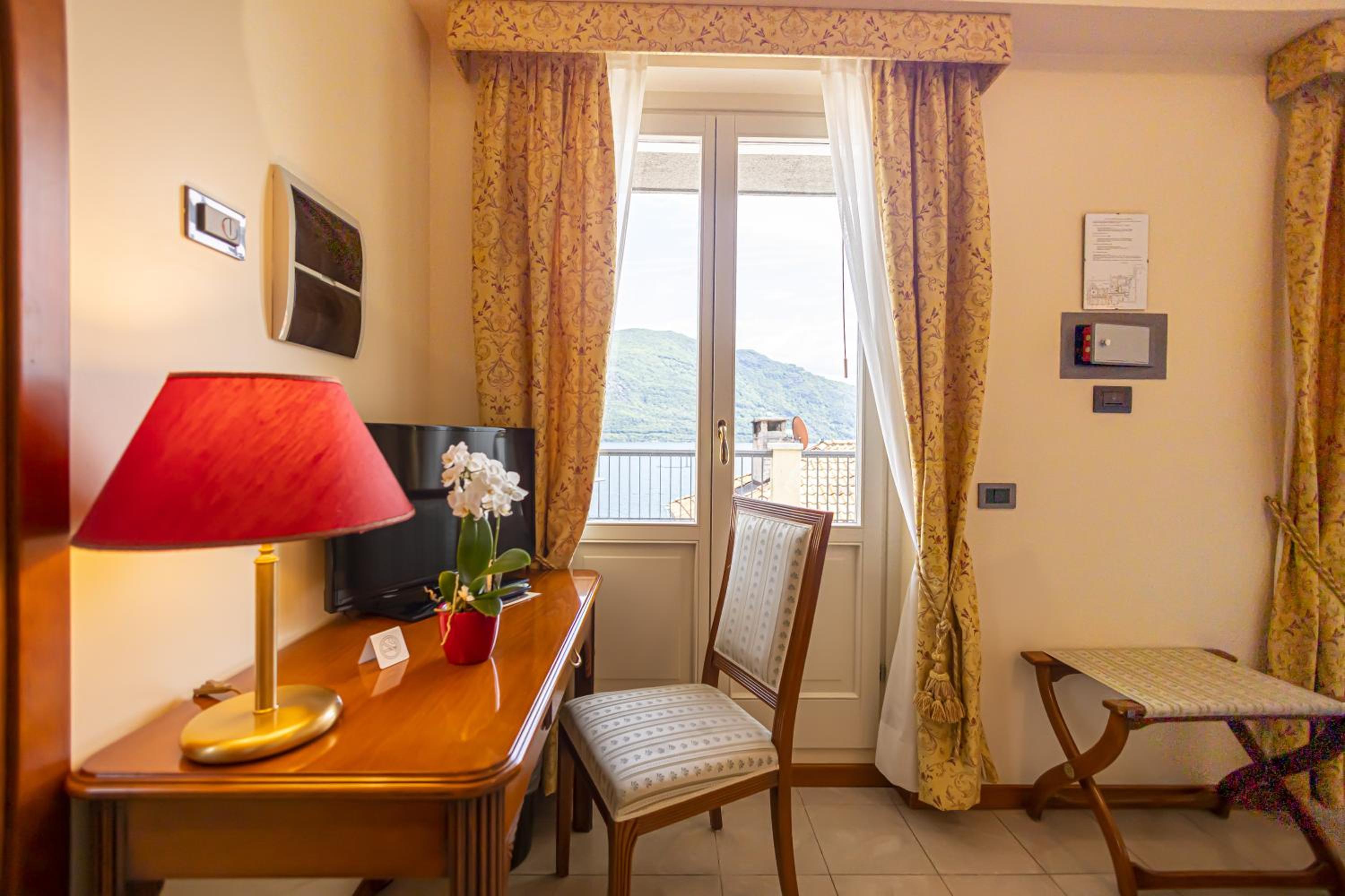 Deluxe Double or Twin Room with Terrace and Lake View - Photo 5