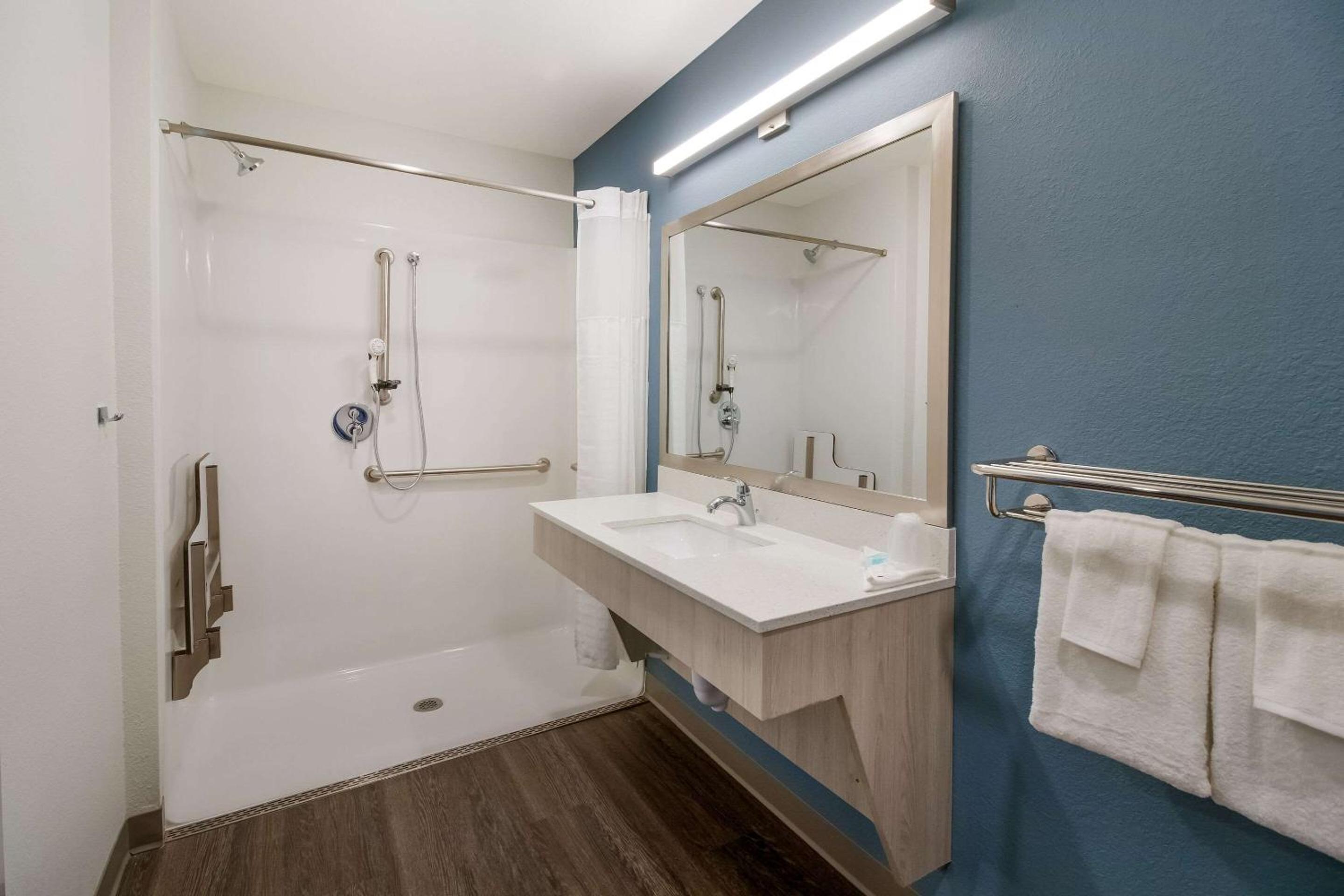 QUEEN SUITE W DISHWASHER (DISHES/COOKWARE INCLUDED) ACCESSIBLE ROLL IN SHOWER photo 3