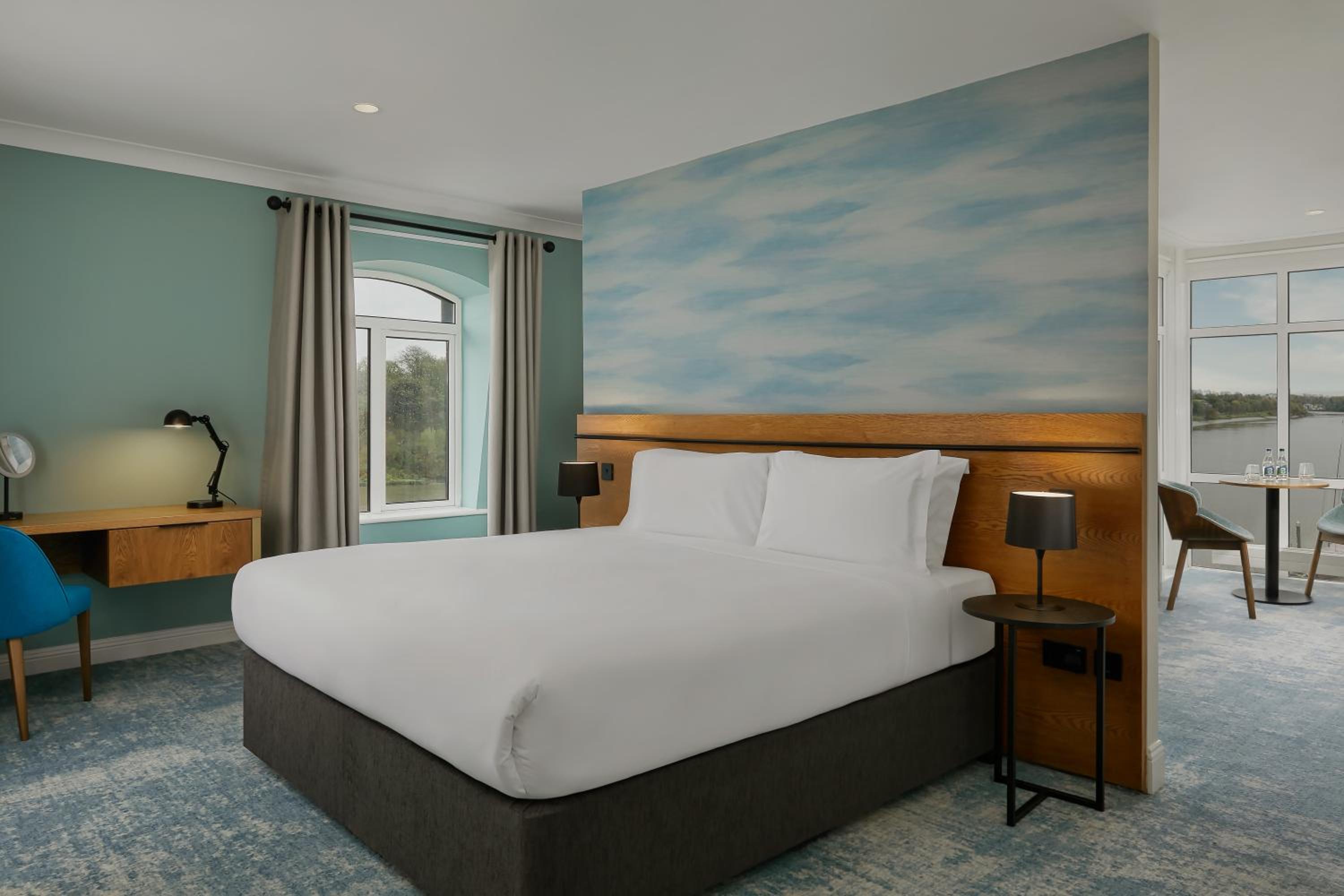 Junior Riverview Suite - Photo 2