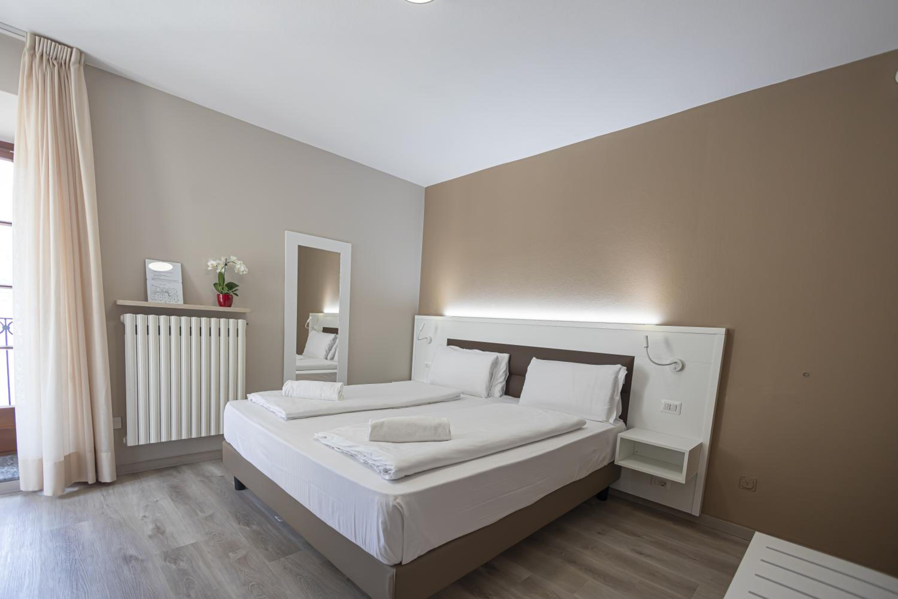 Superior Double or Twin Room with Lake View - Photo 1