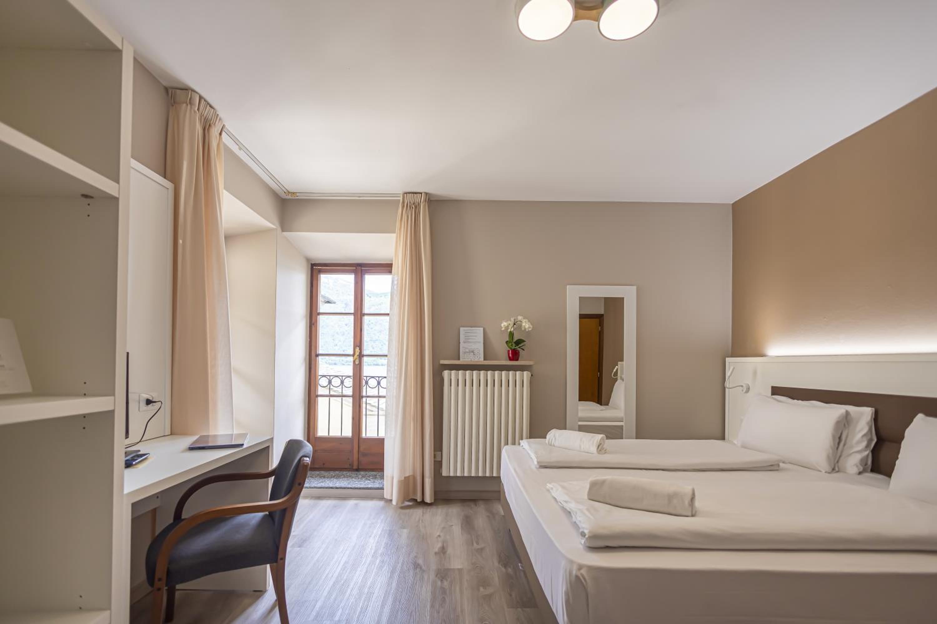 Superior Double or Twin Room with Lake View - Photo 3