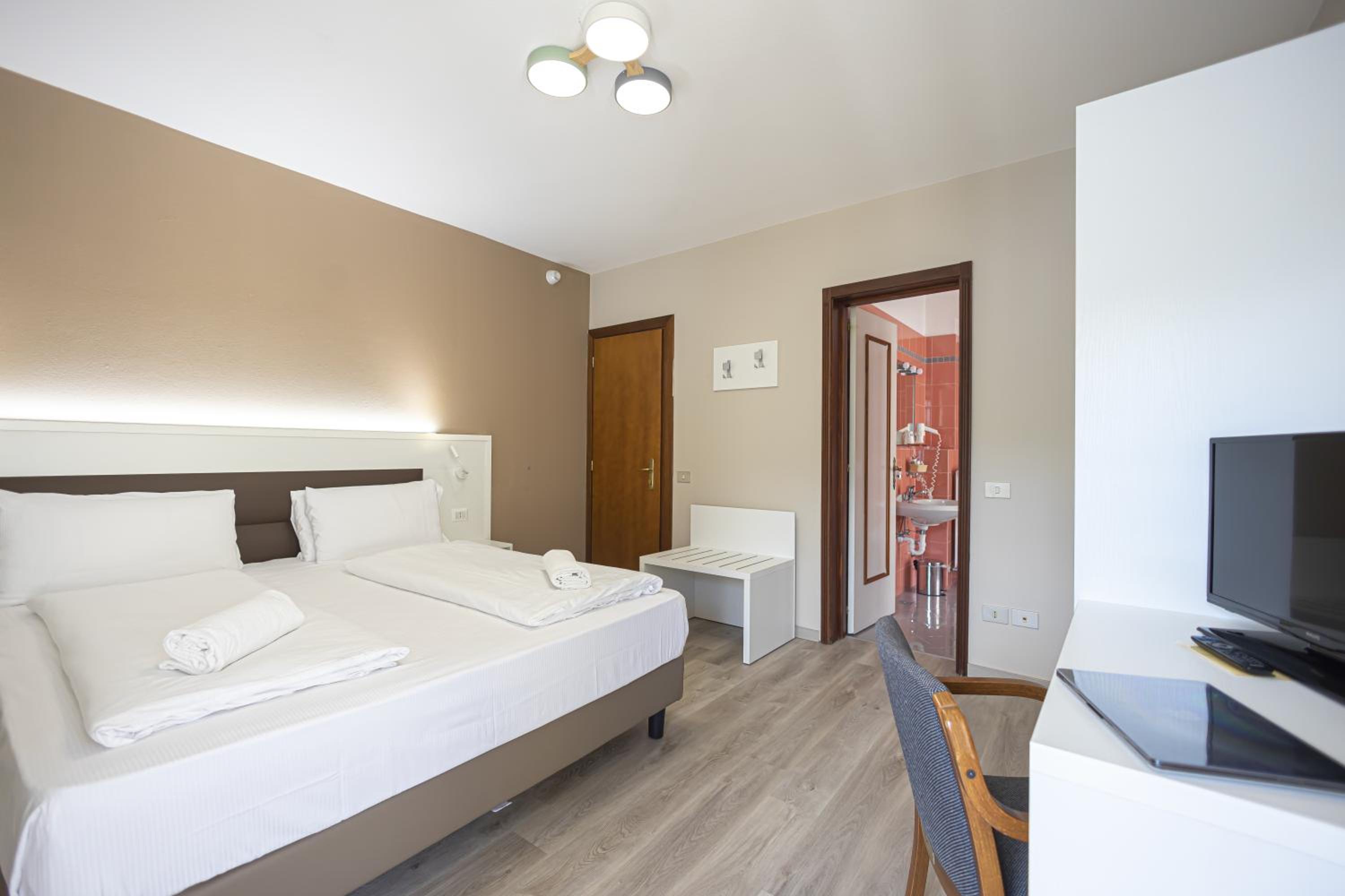 Superior Double or Twin Room with Lake View - Photo 4