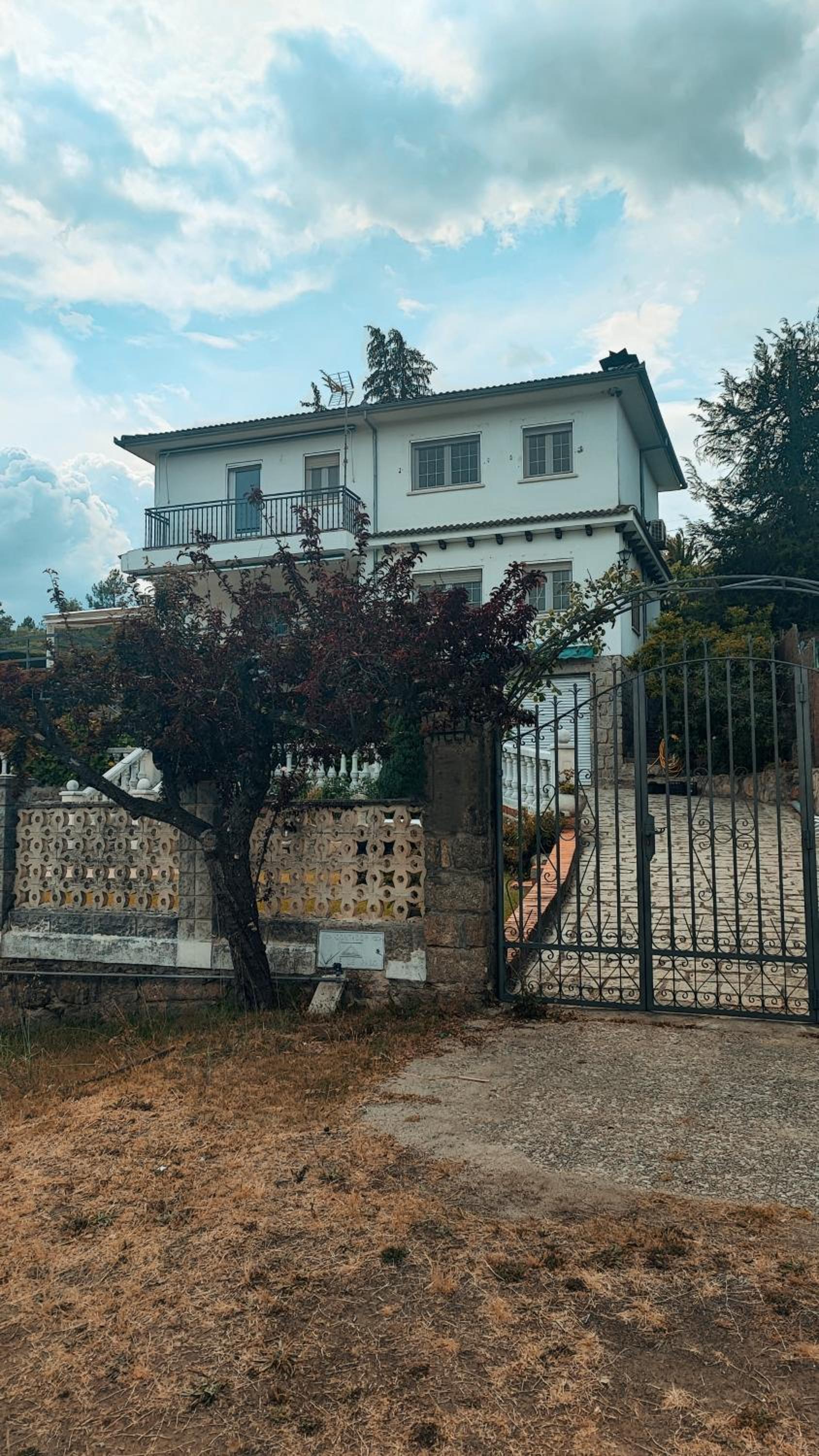 Five-Bedroom House photo 2