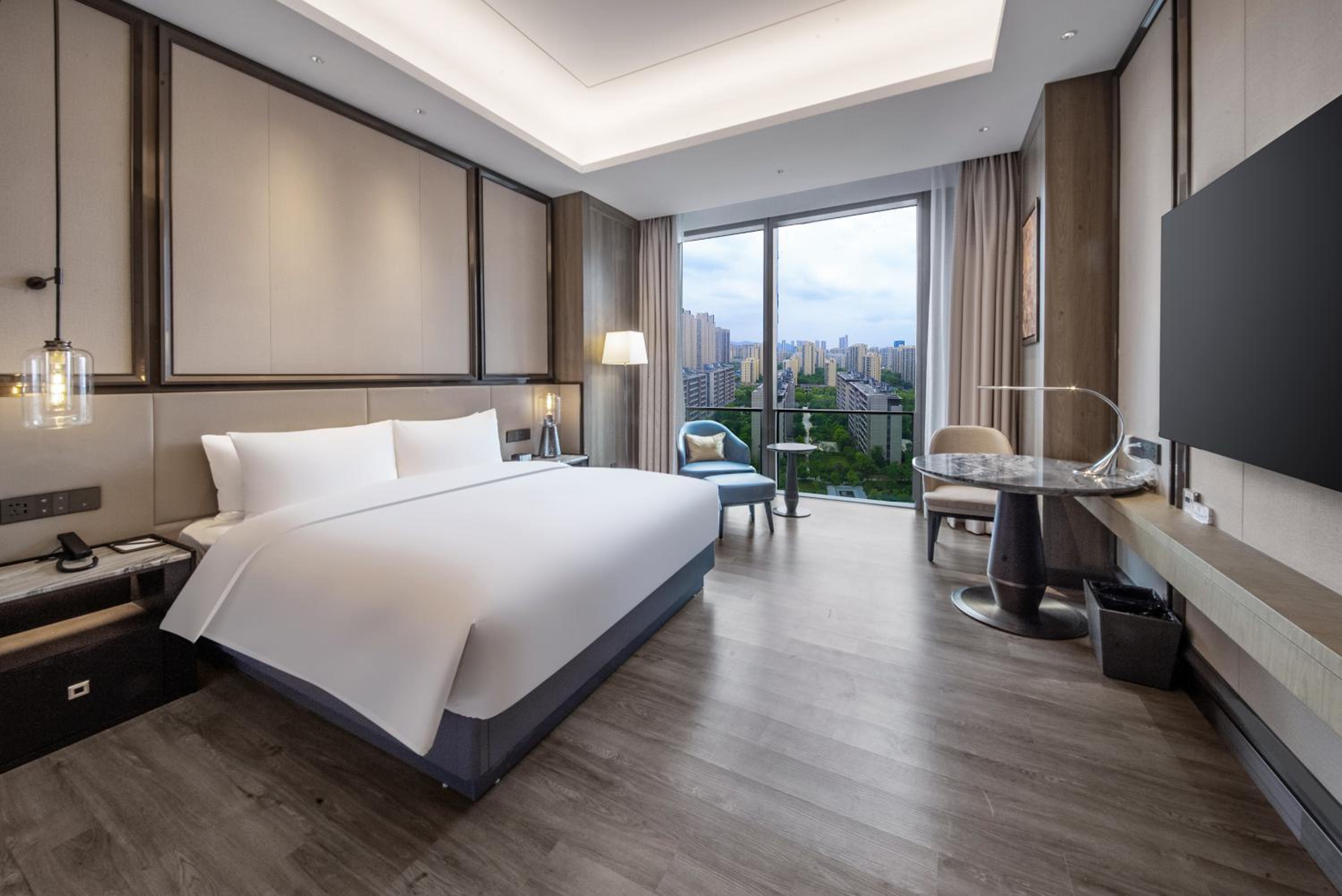 Standard King Room with City View