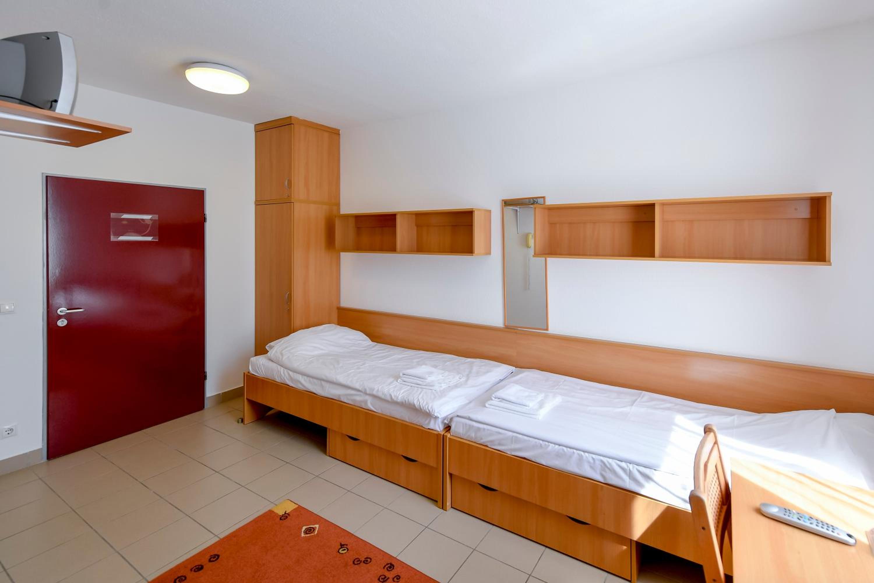 Budget Twin Room - Photo 1