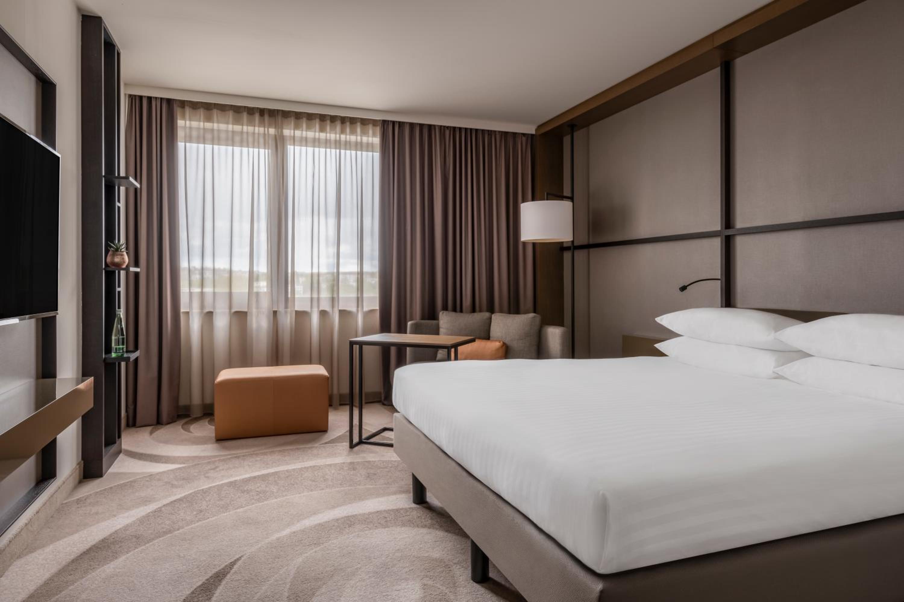 Deluxe Room, Guest room, 1 King - Photo 1