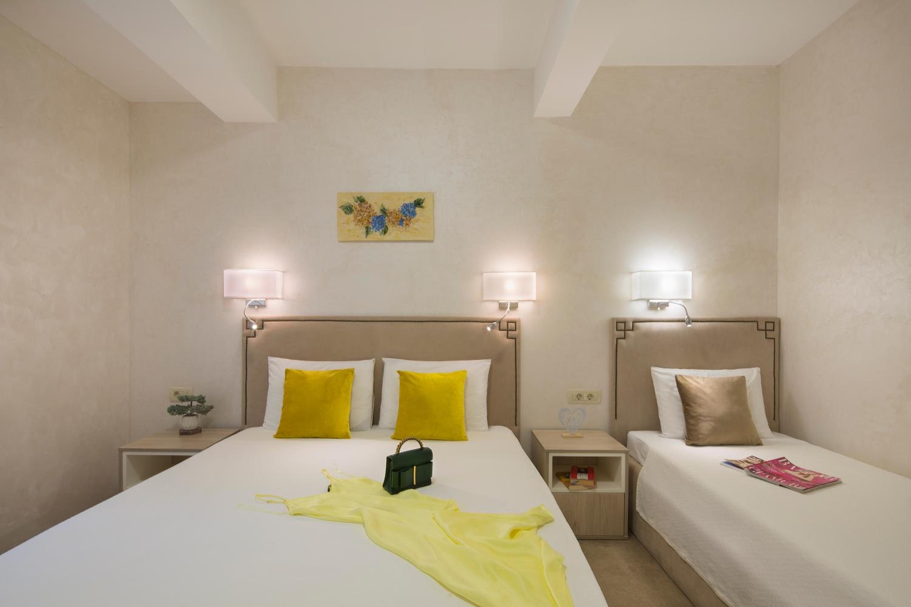 Economy Triple Room photo 3
