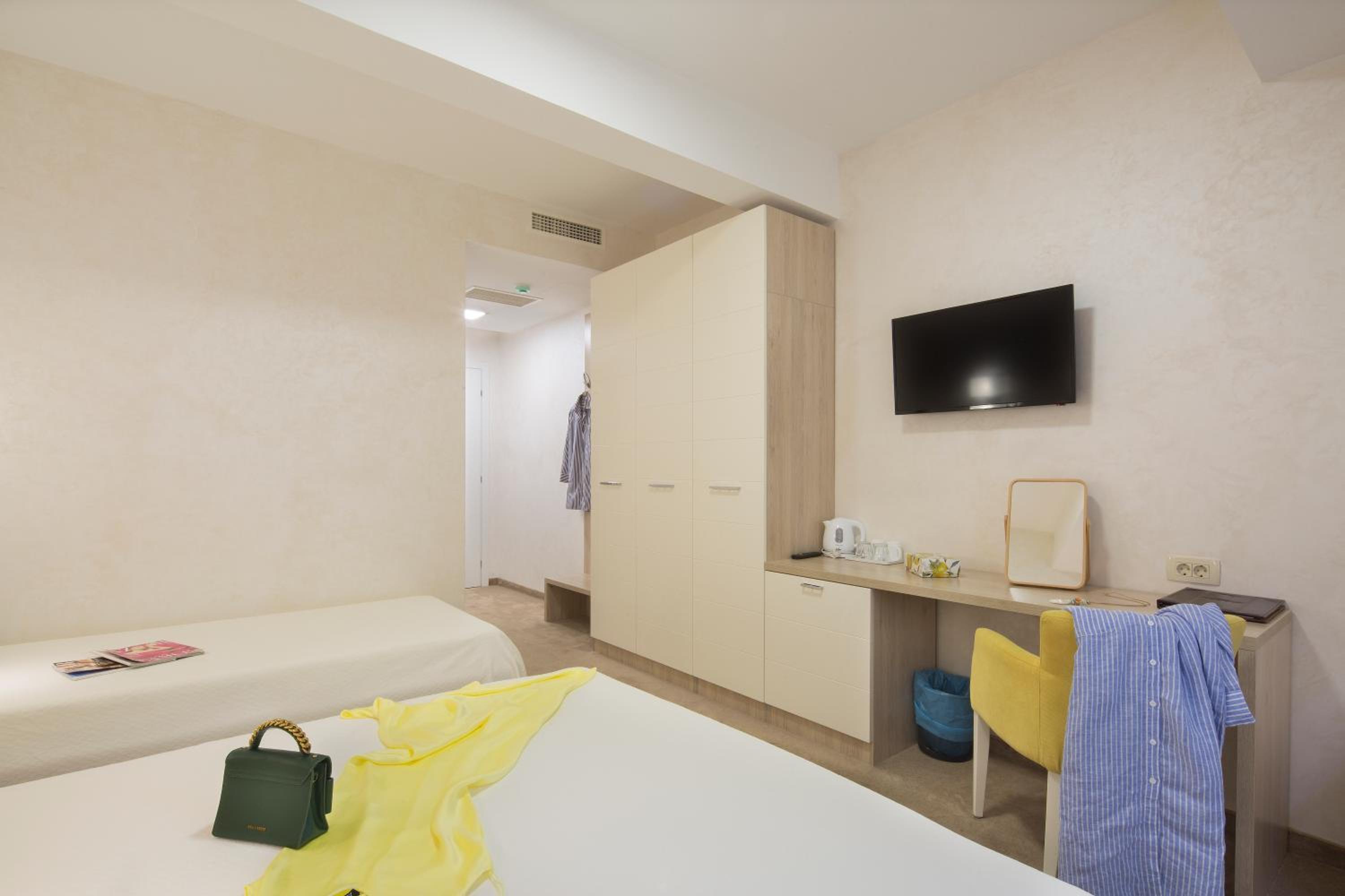 Economy Triple Room photo 2