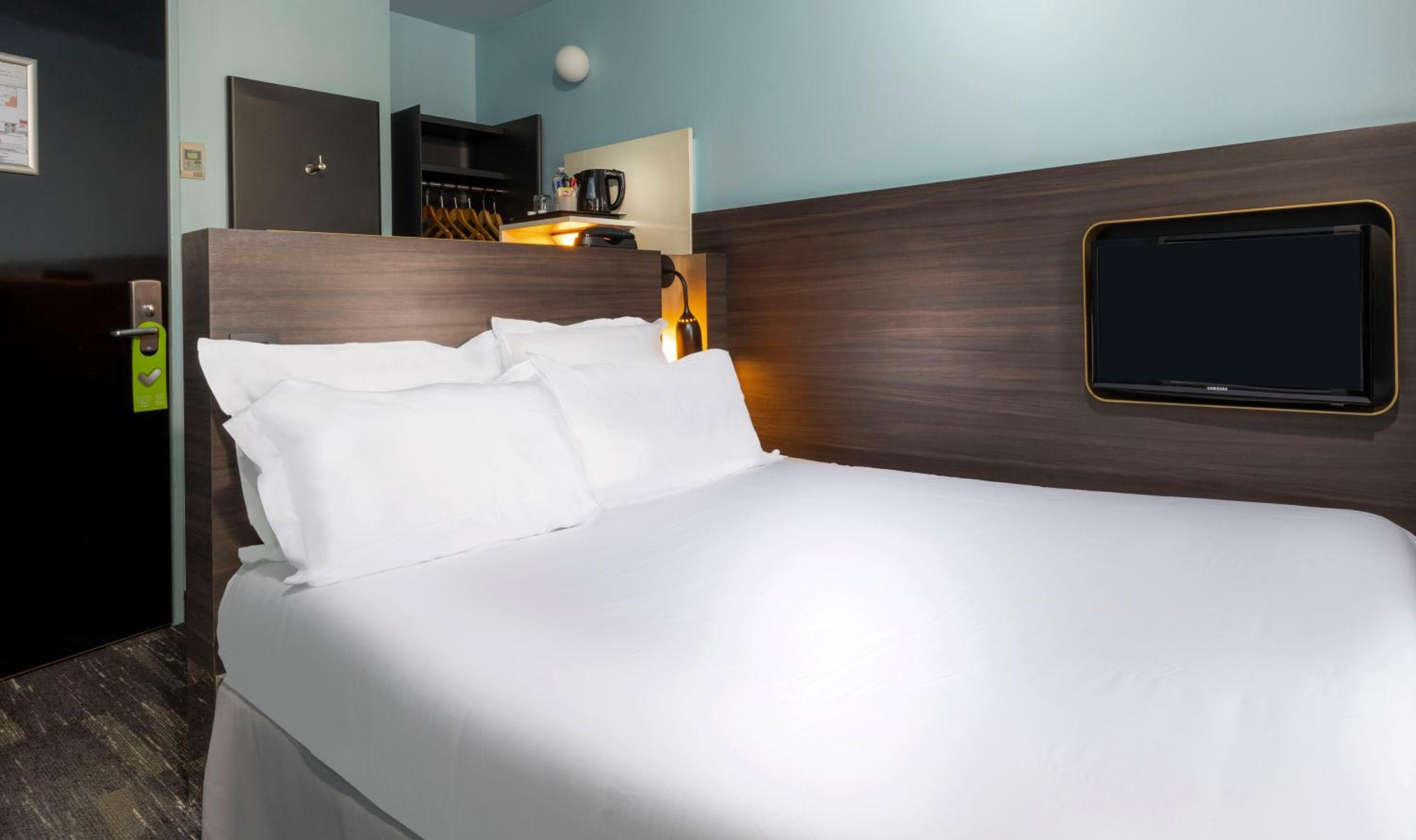 Cozy Double Room thumbnail 5