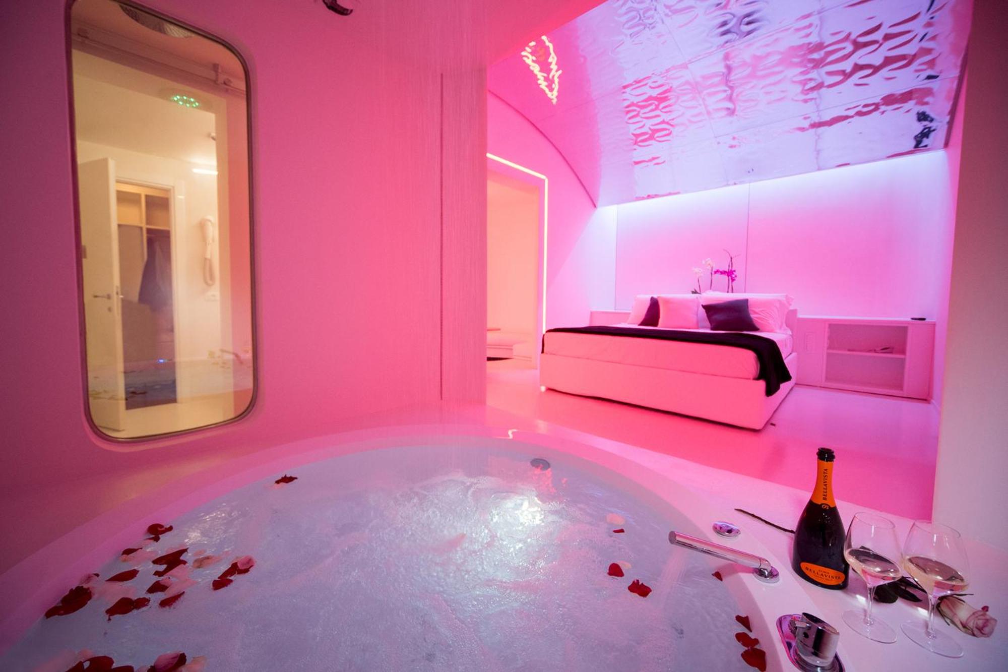 Deluxe Suite with Spa Bath - Photo 2
