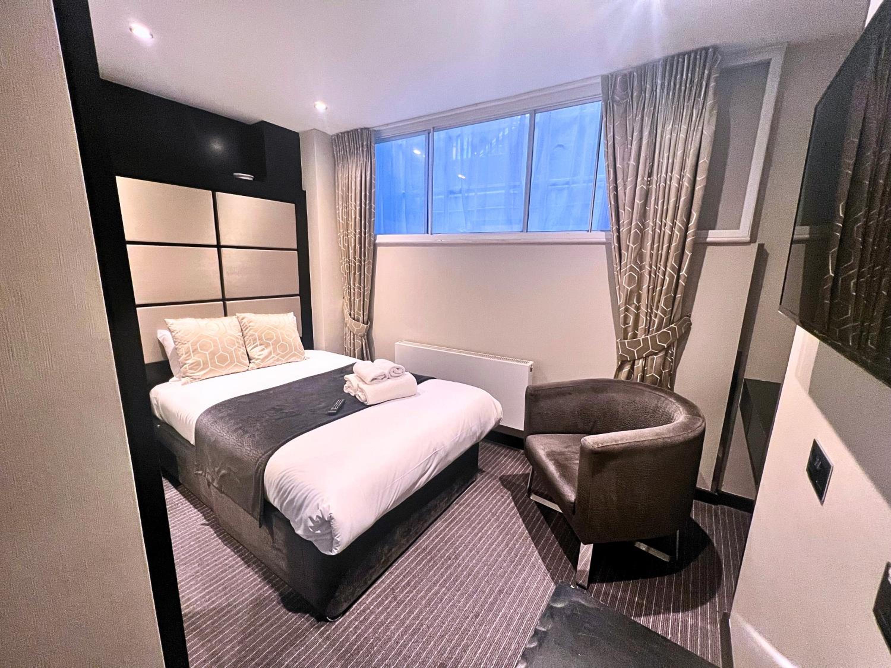 Budget Double Room photo 3
