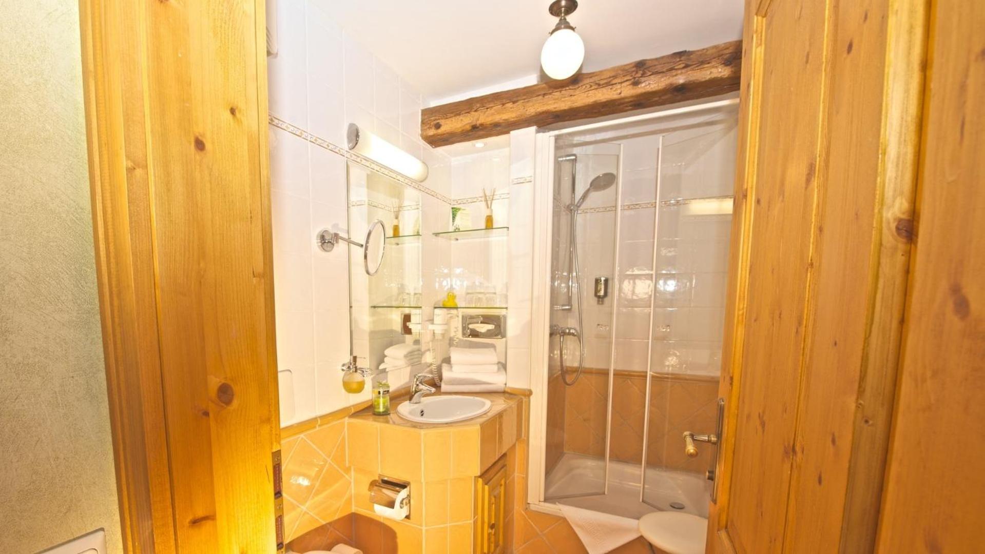 Standard Single Room with Shower photo 2