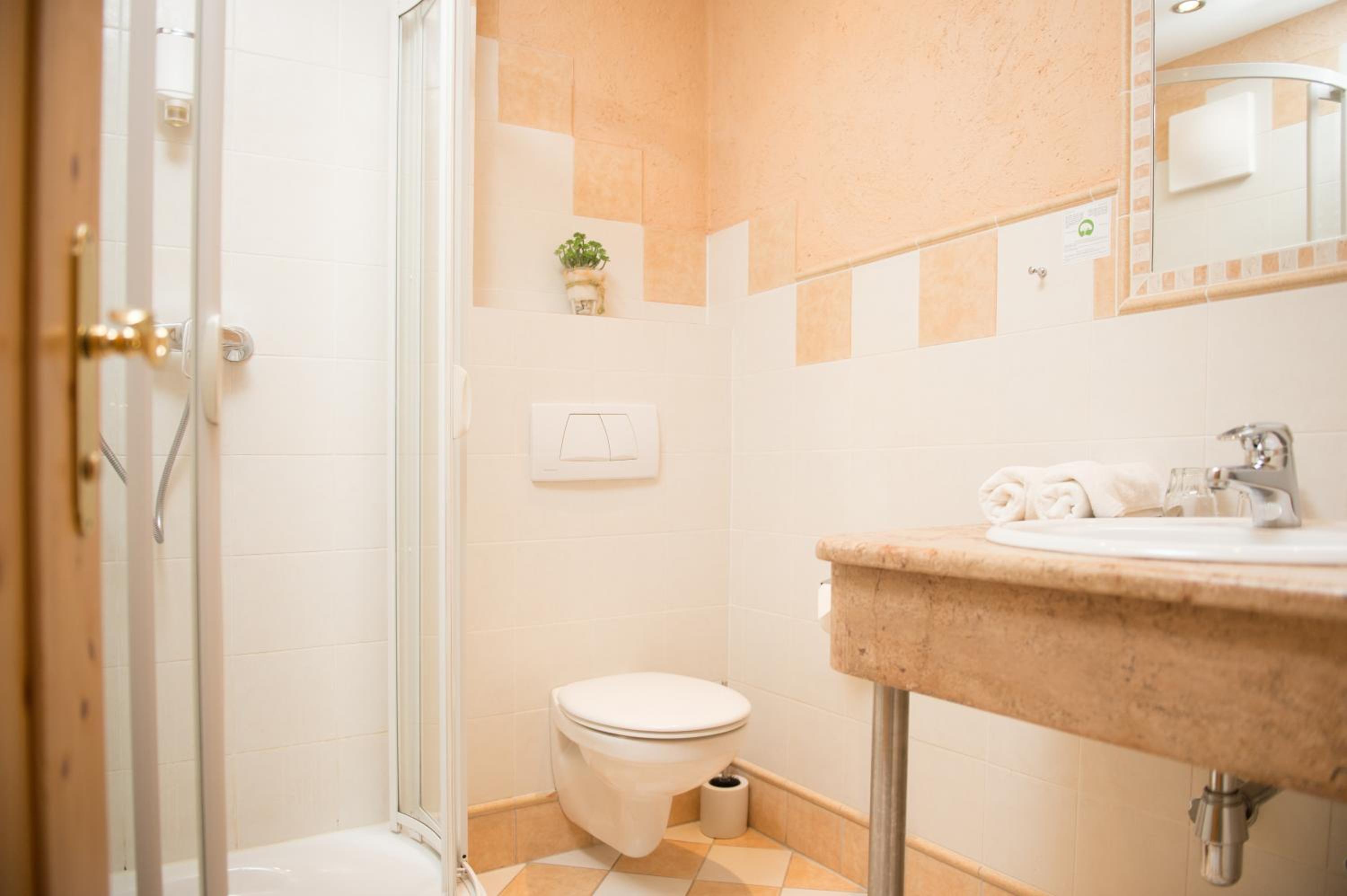 Doppelzimmer mit Balkon (zur Straße) - Photo 4
