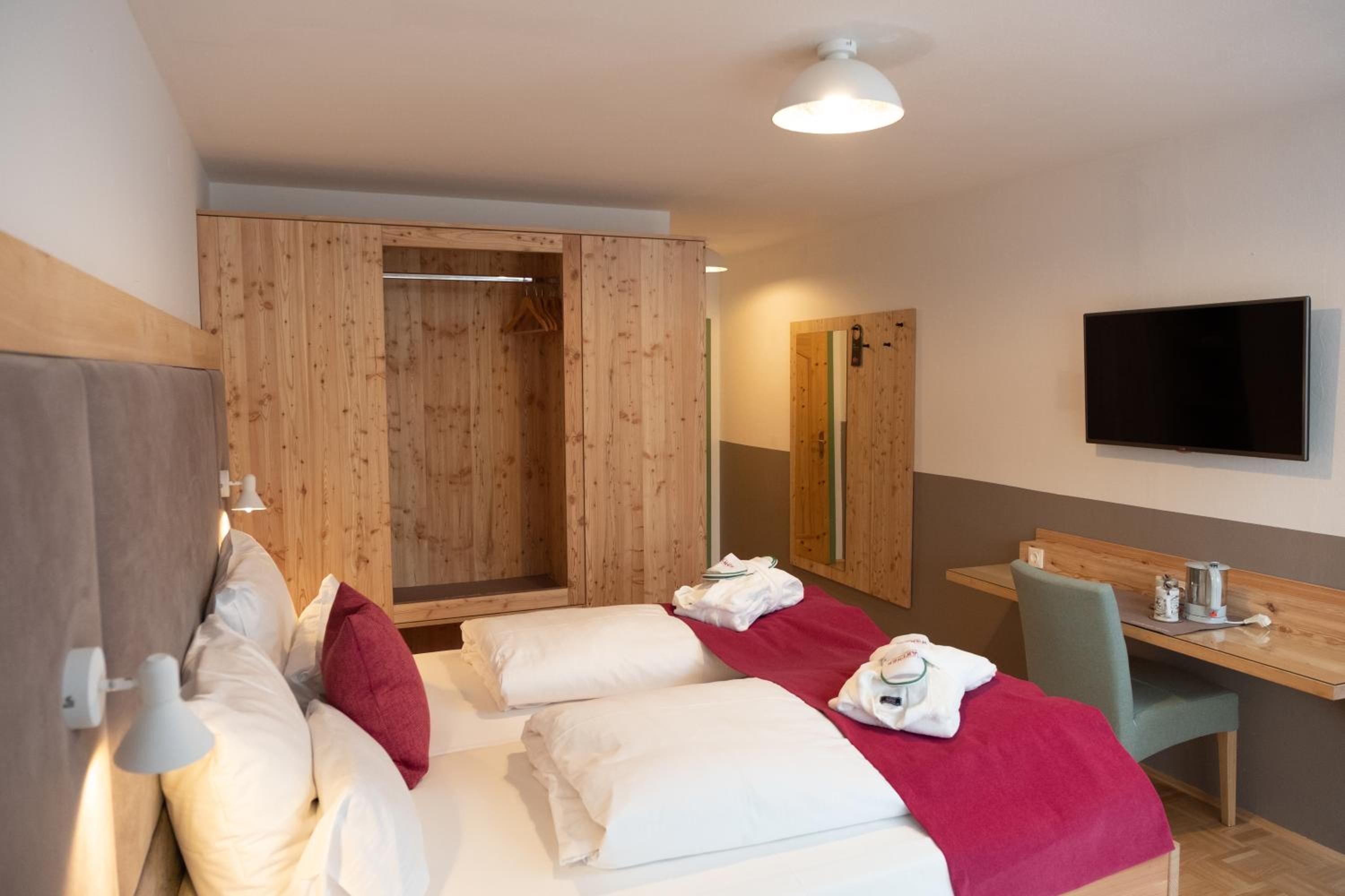 Doppelzimmer mit Balkon (zur Straße) - Photo 1