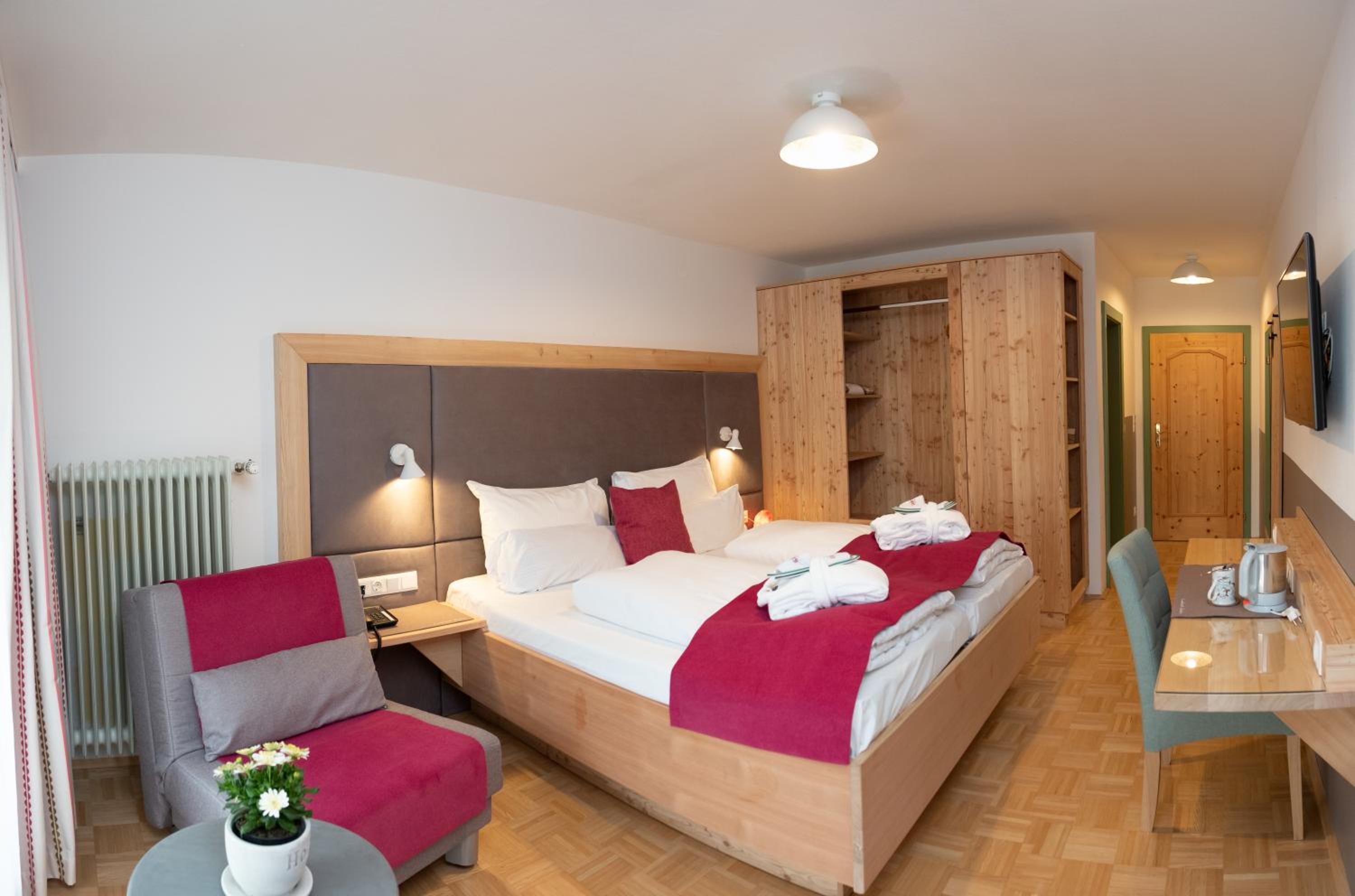 Doppelzimmer mit Balkon (zur Straße) - Photo 5