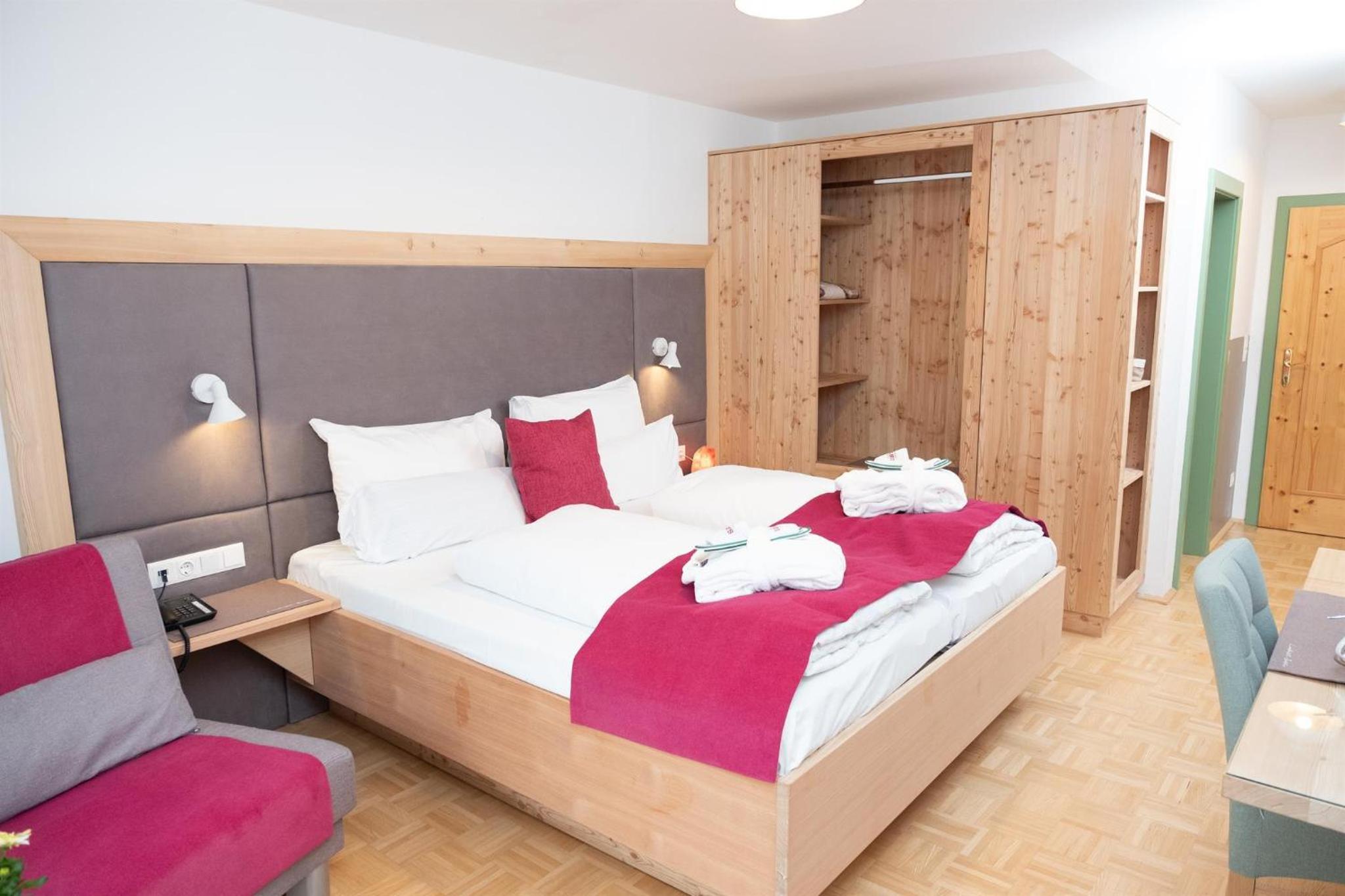 Doppelzimmer mit Balkon (zur Straße) - Photo 2