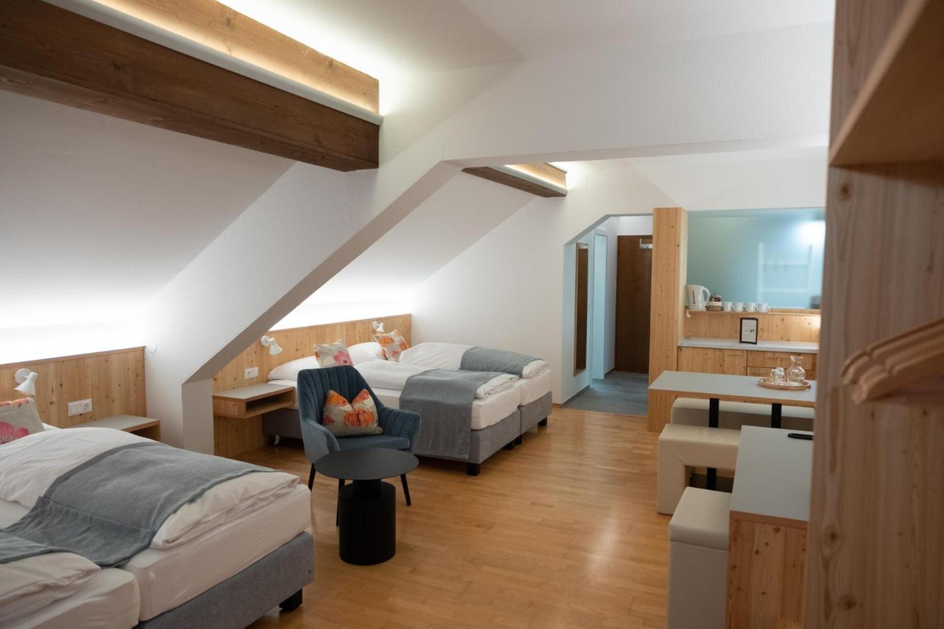 Vierbettzimmer mit Balkon (zur Straße)