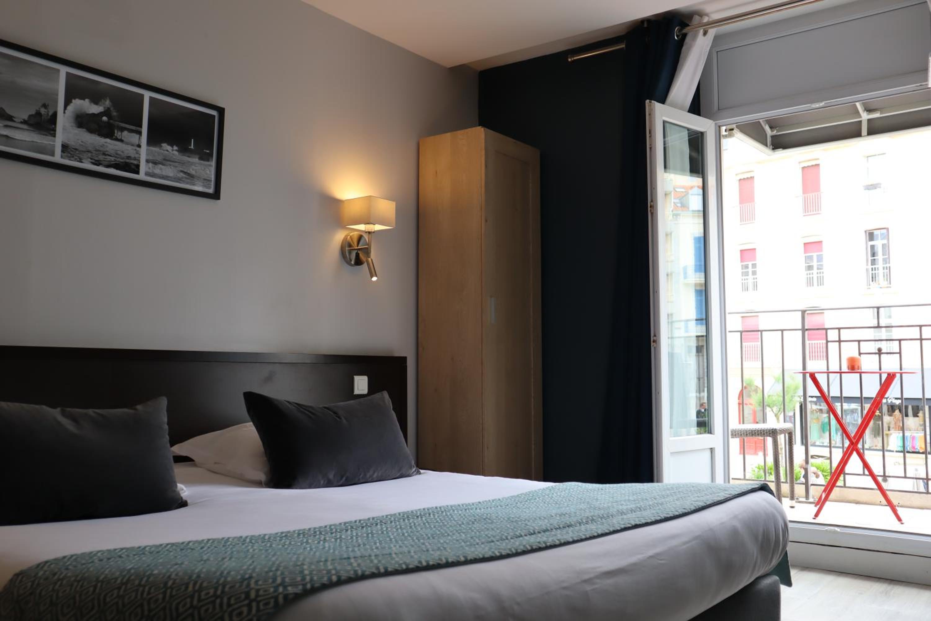 Double Room with Balcony and Sea View - Photo 1