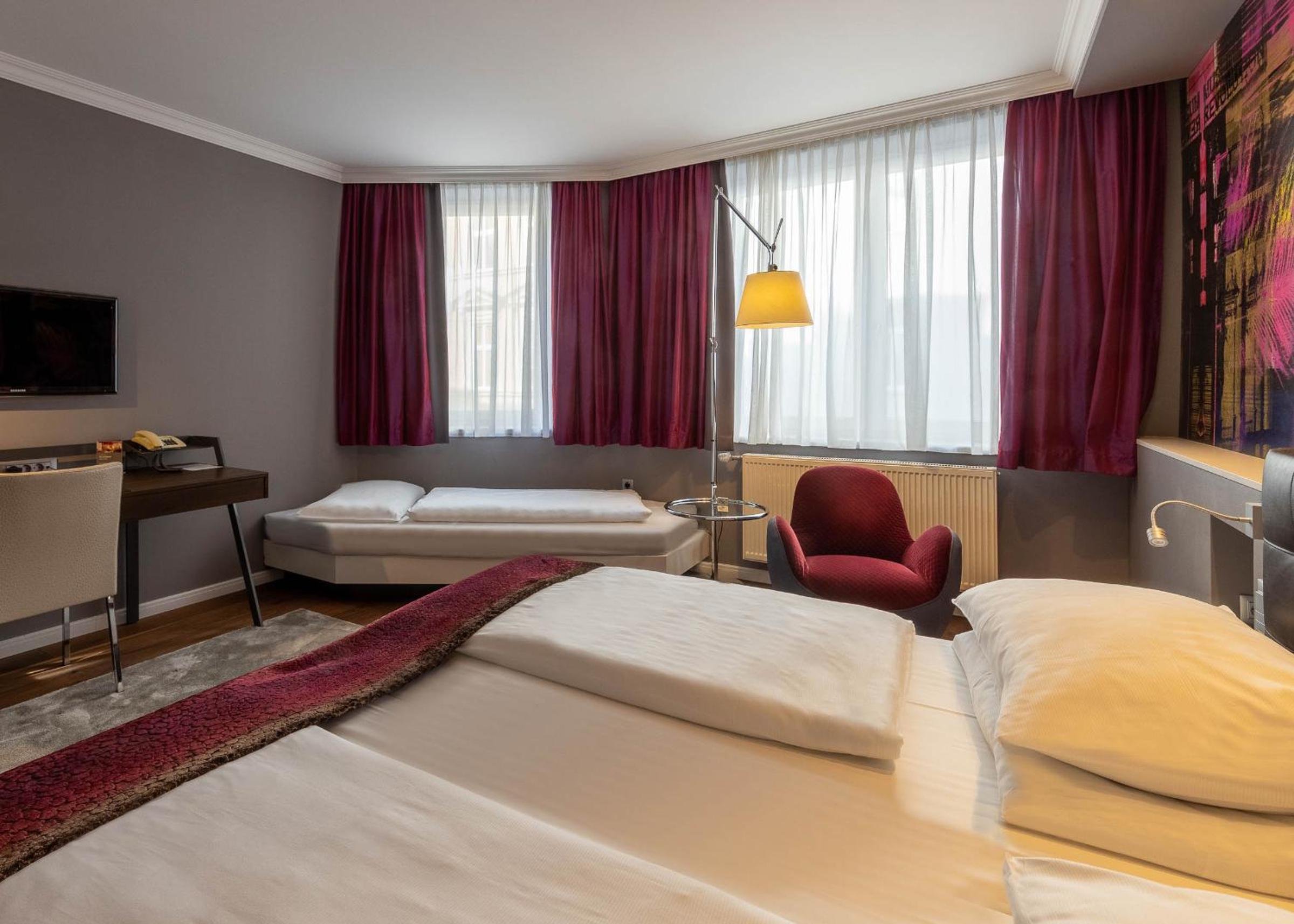 Deluxe Triple Room with Street View photo 2