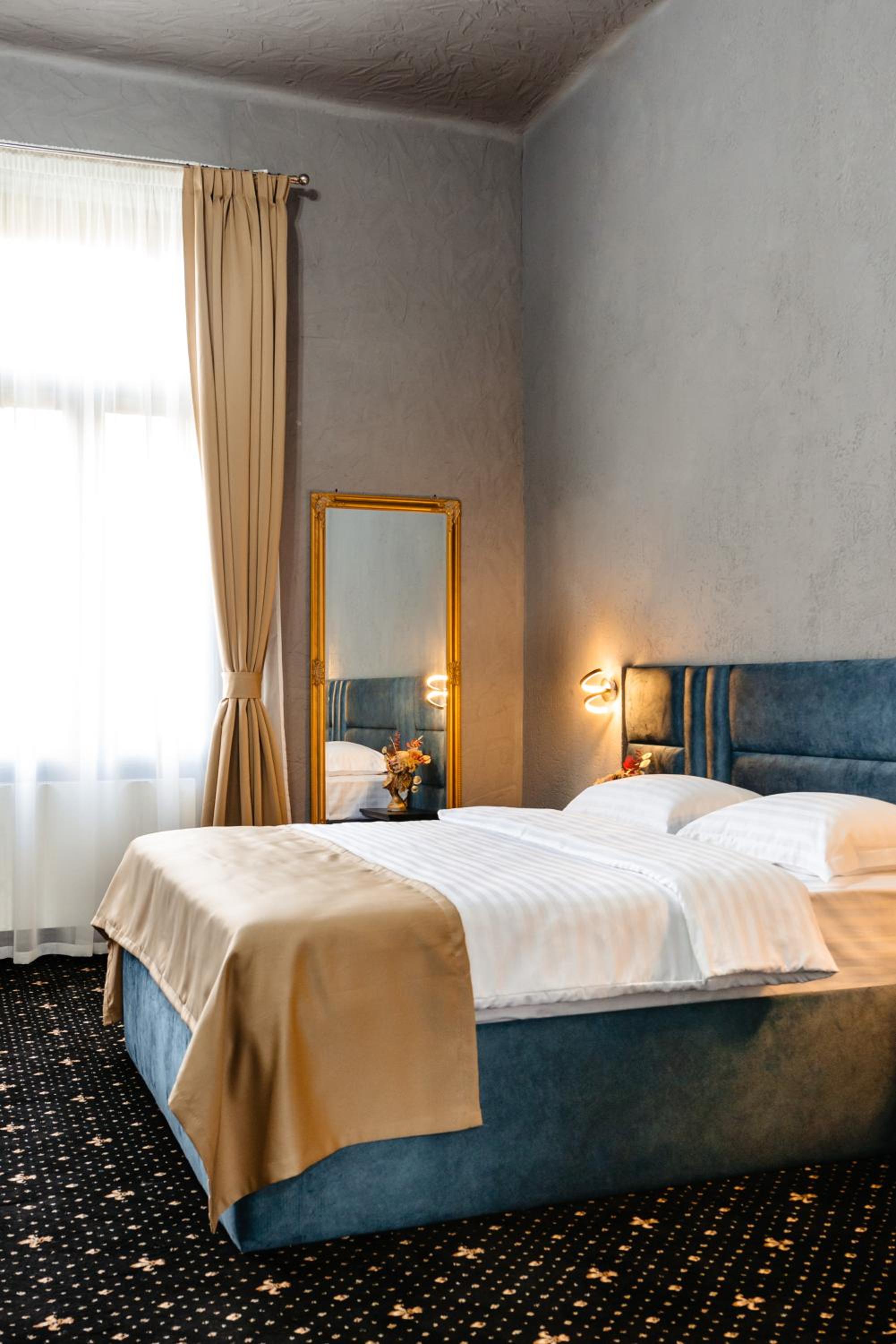 Deluxe Suite - Photo 20
