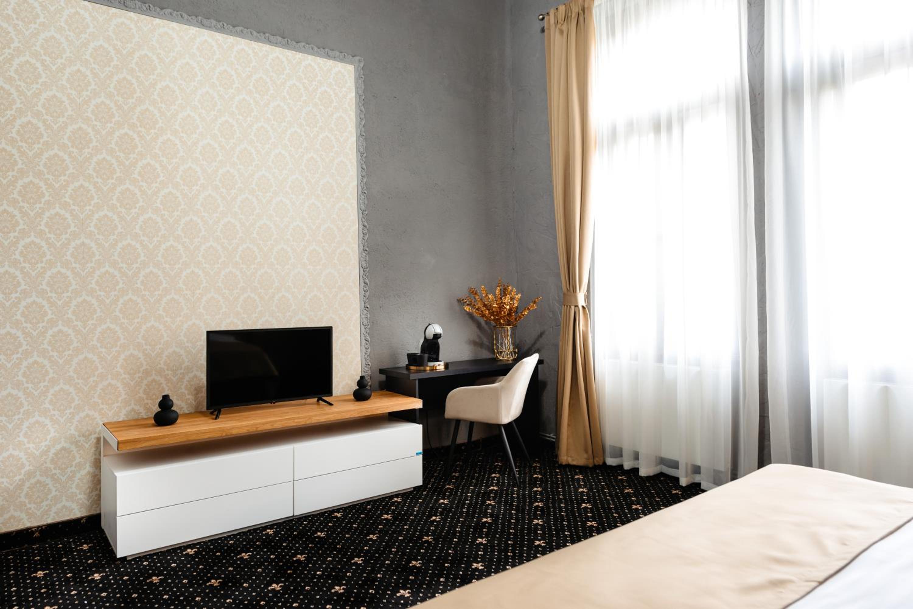 Deluxe Suite - Photo 22