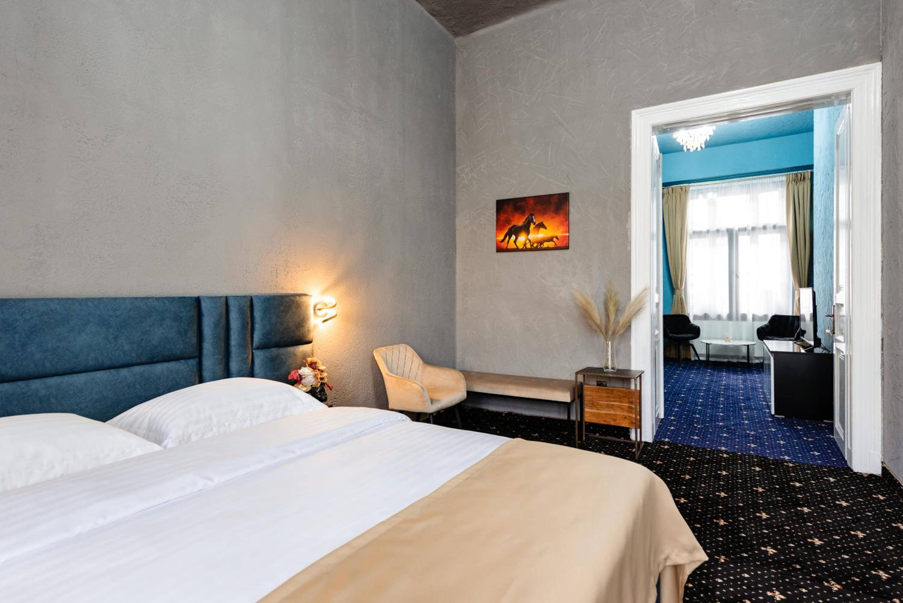 Deluxe Suite - Photo 5