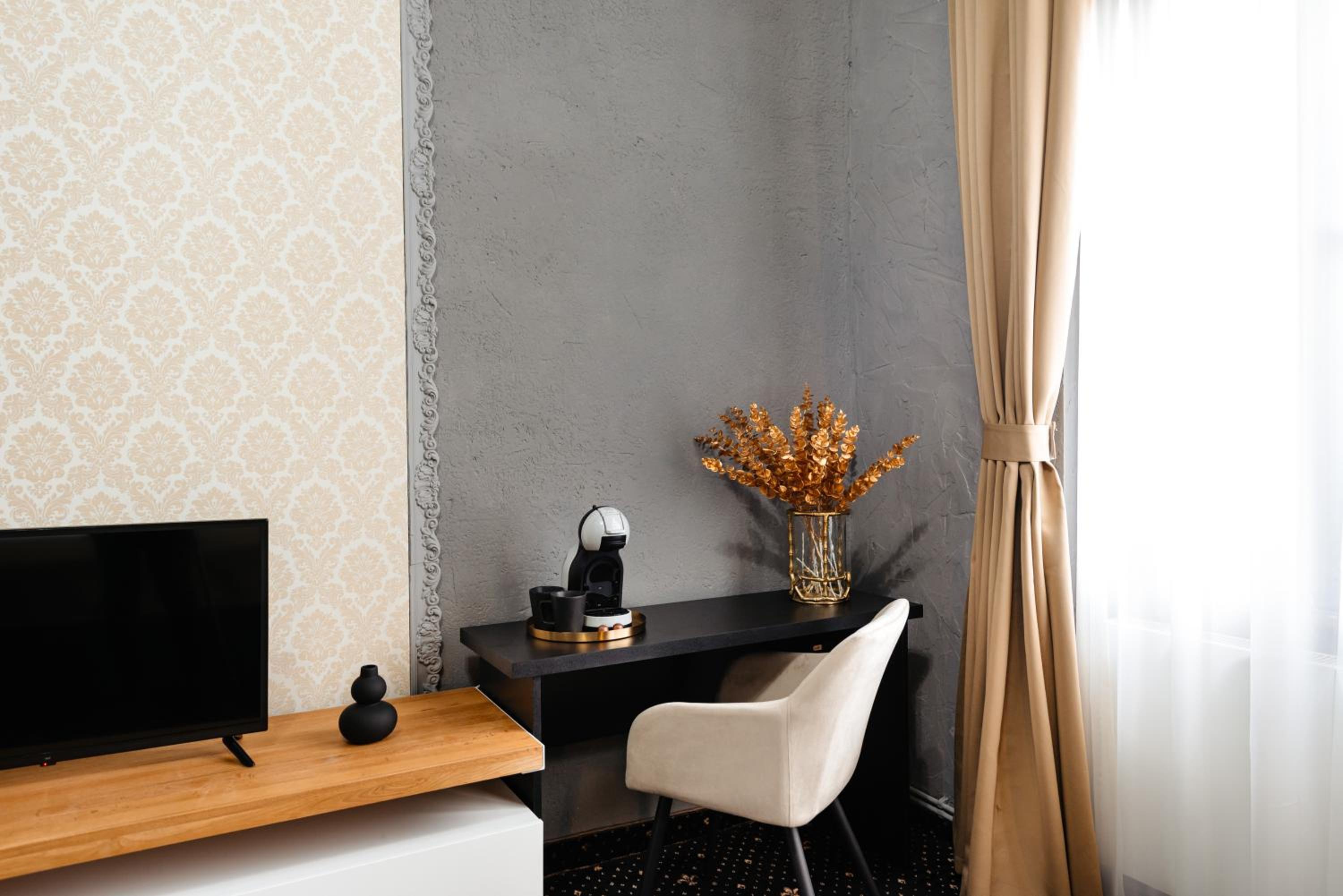 Deluxe Suite - Photo 2