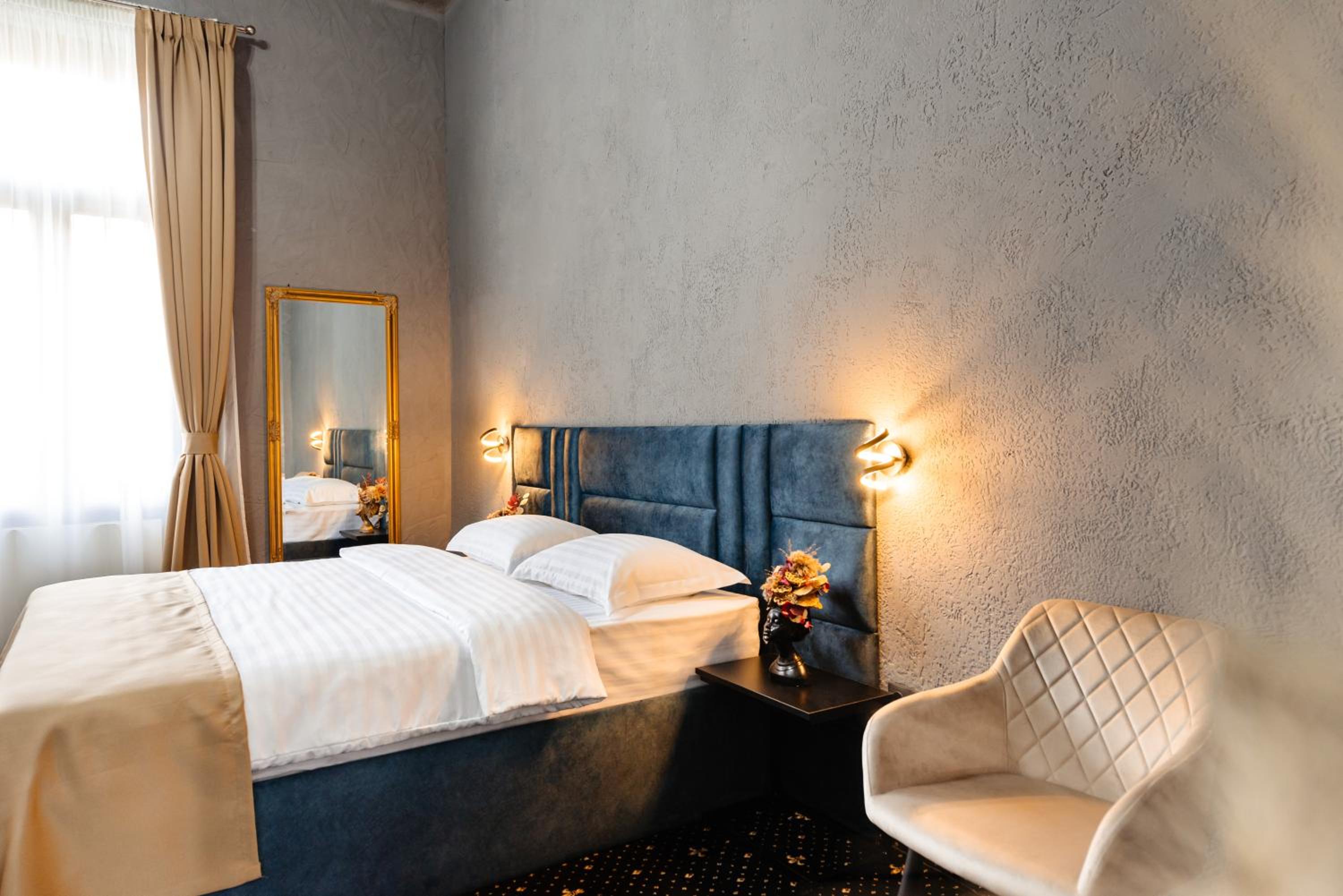 Deluxe Suite - Photo 12
