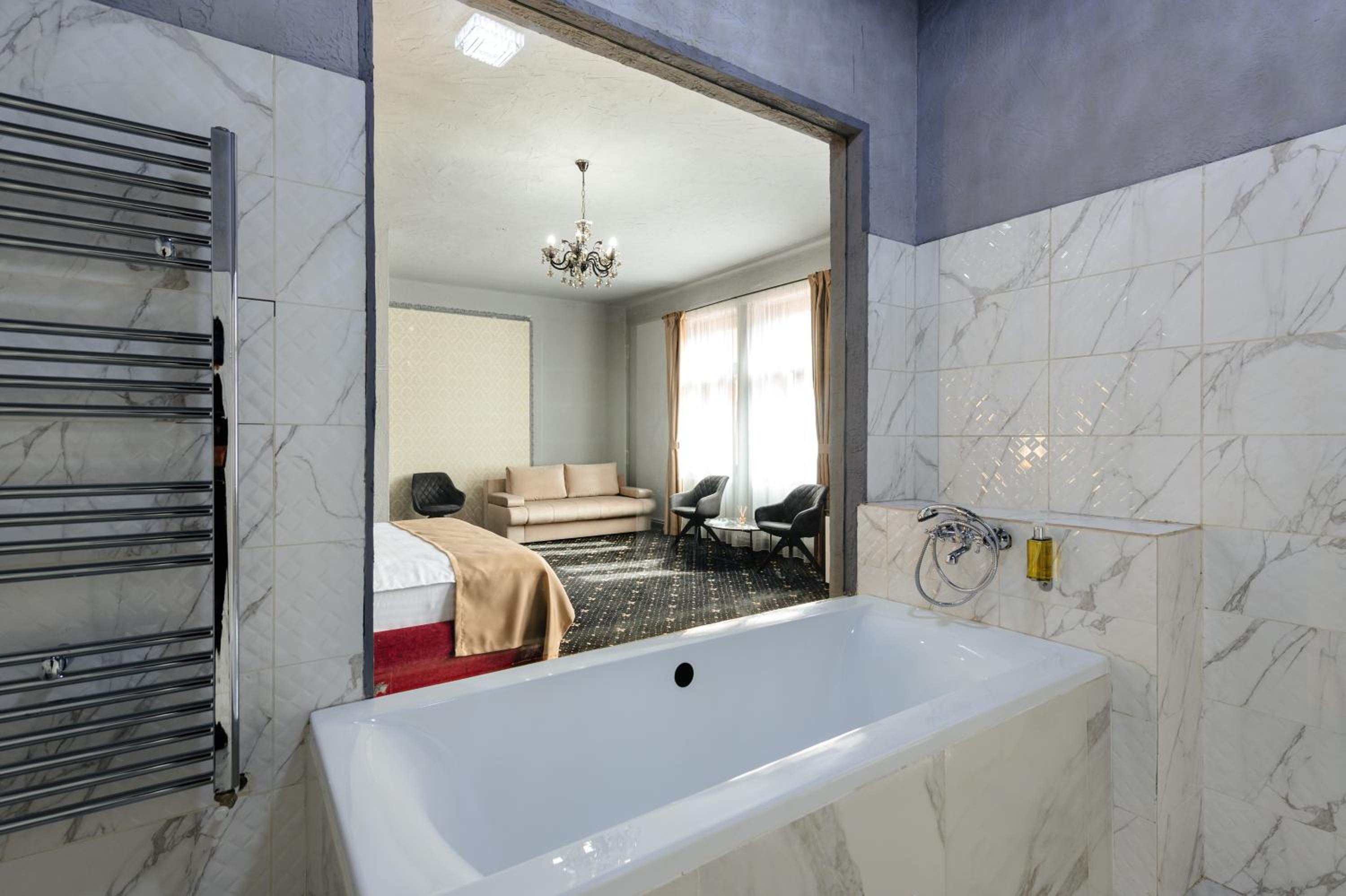 Deluxe Double Room - Photo 10
