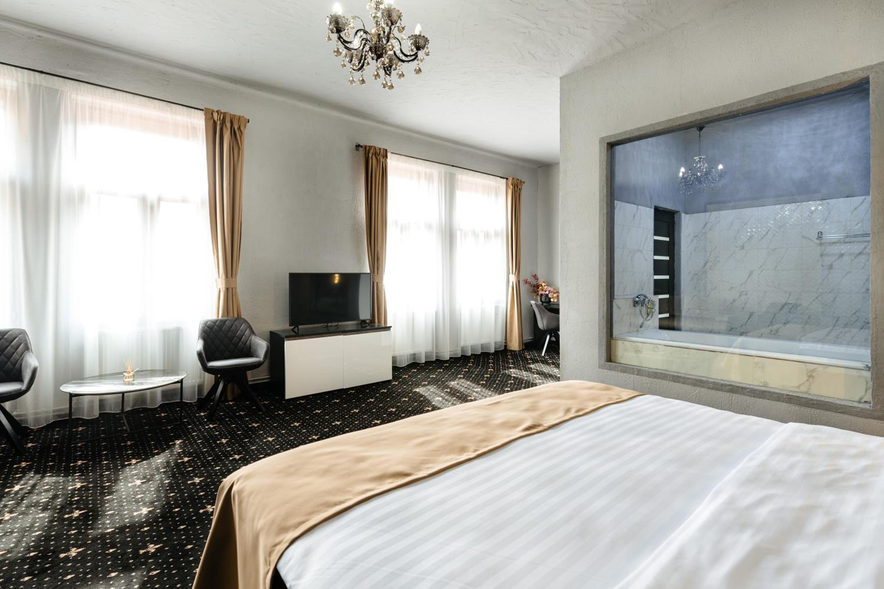 Deluxe Double Room - Photo 9