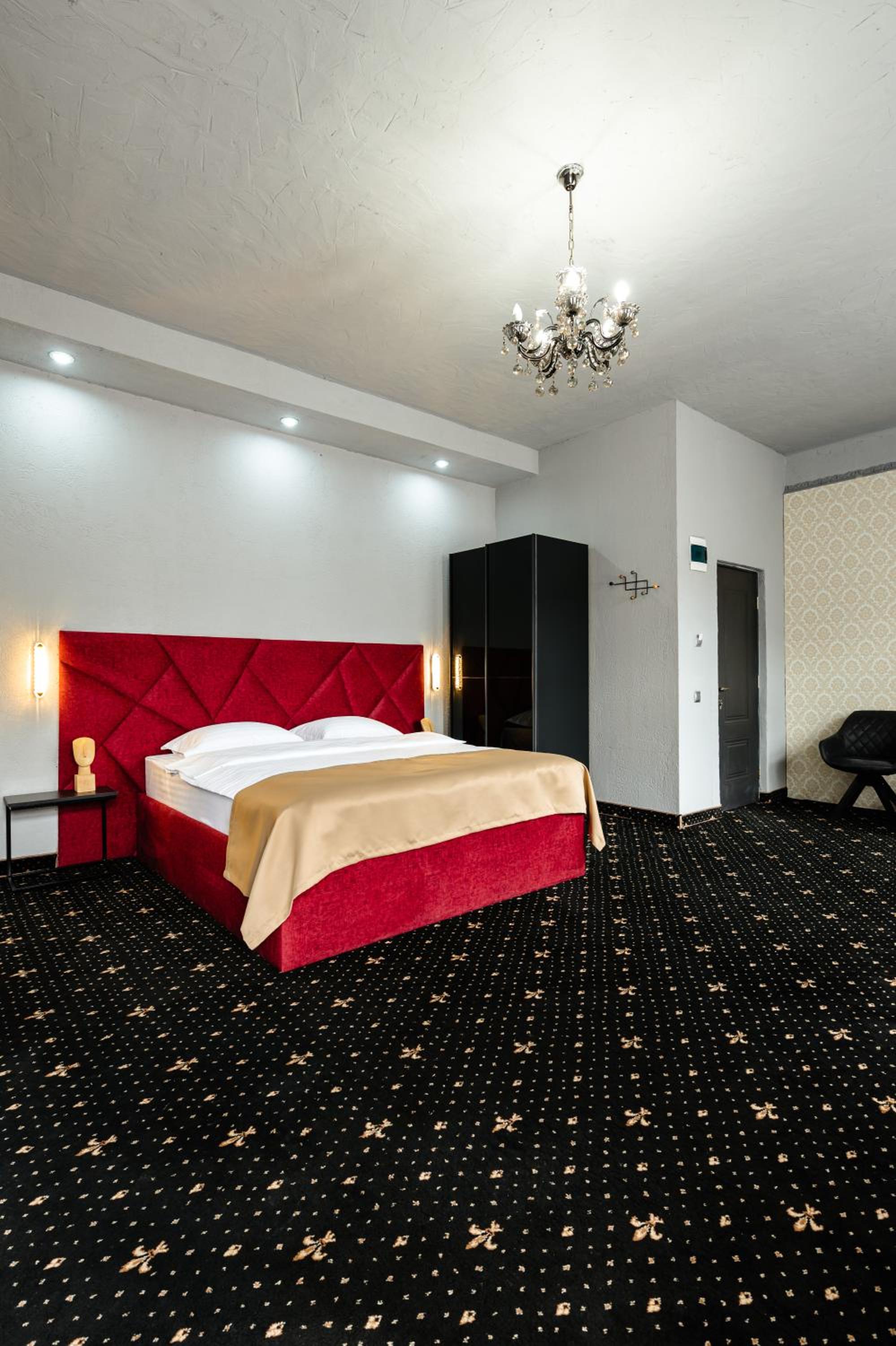Deluxe Double Room - Photo 11