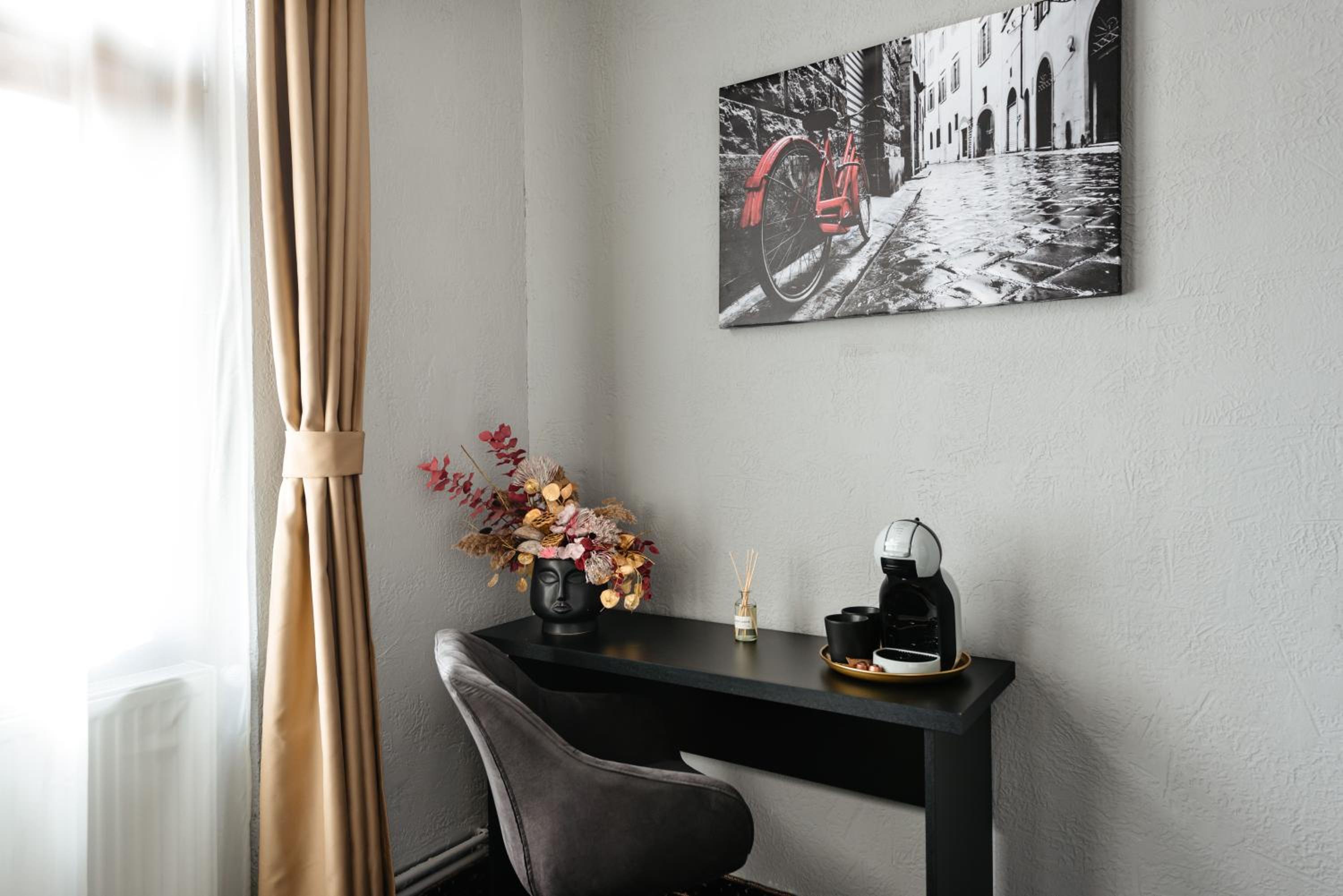 Deluxe Double Room - Photo 14