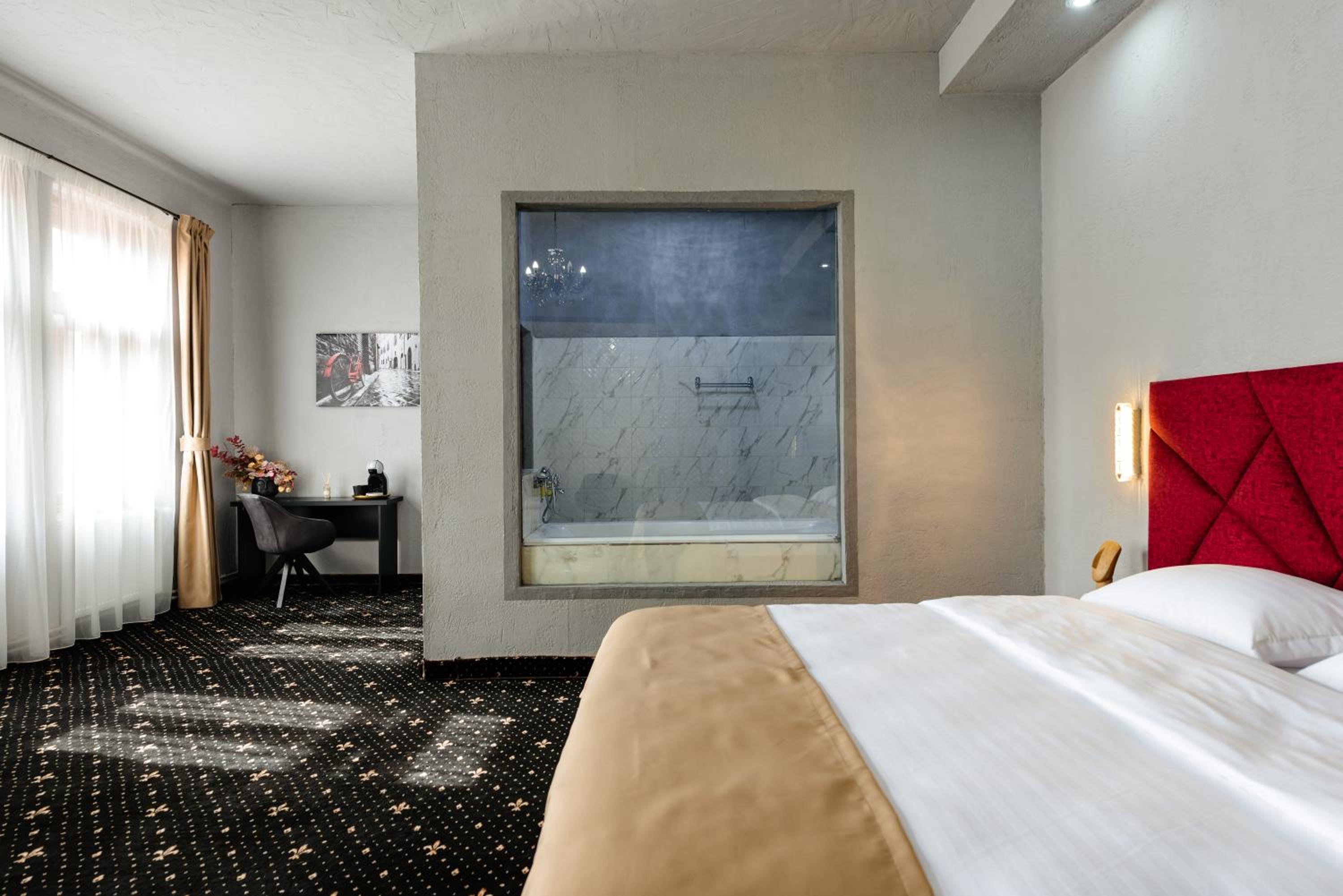 Deluxe Double Room - Photo 17
