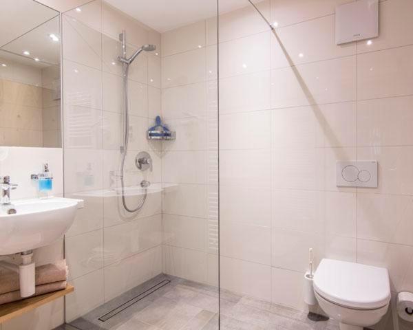 Apartment with Shower photo 2