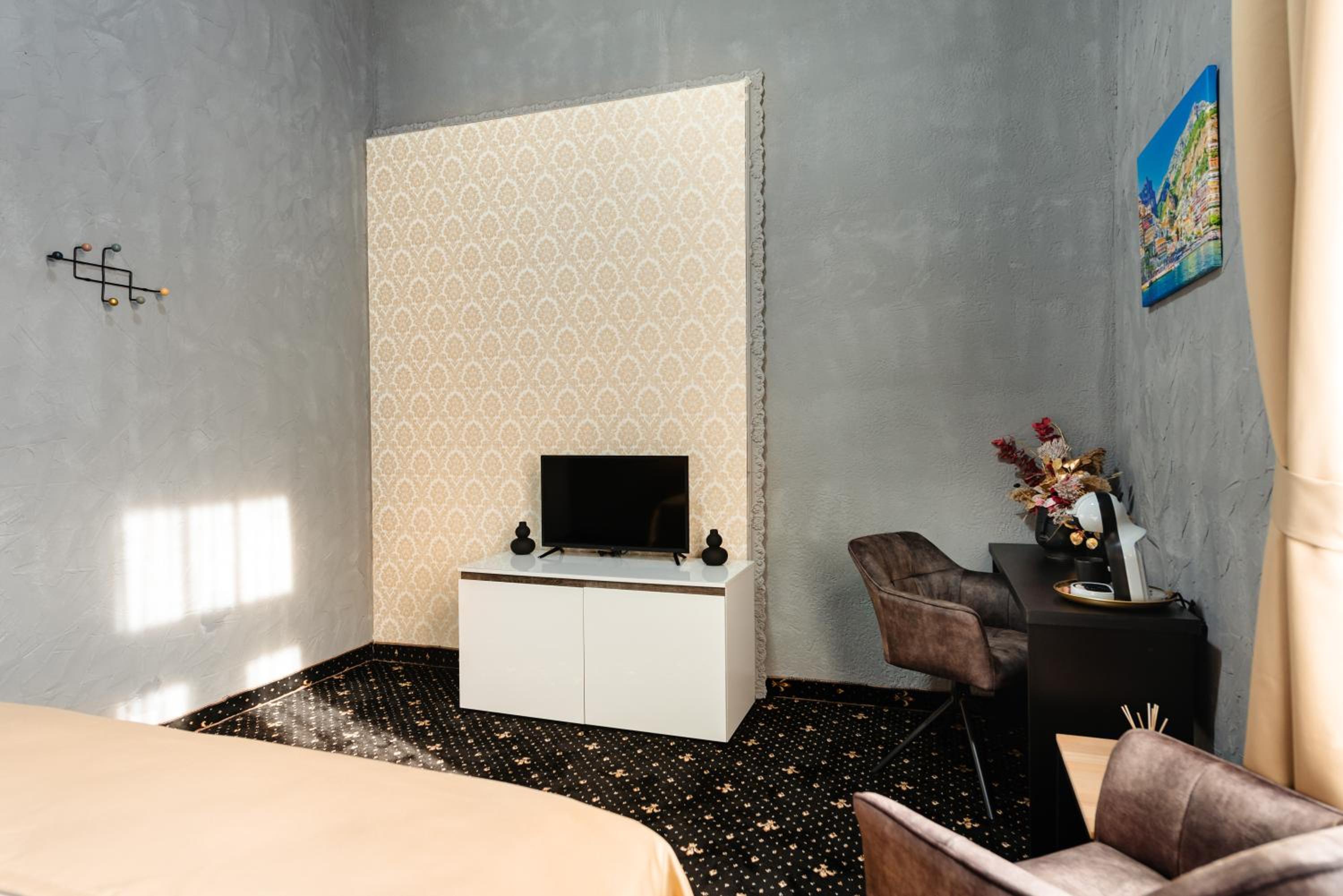 Double Room - Photo 12