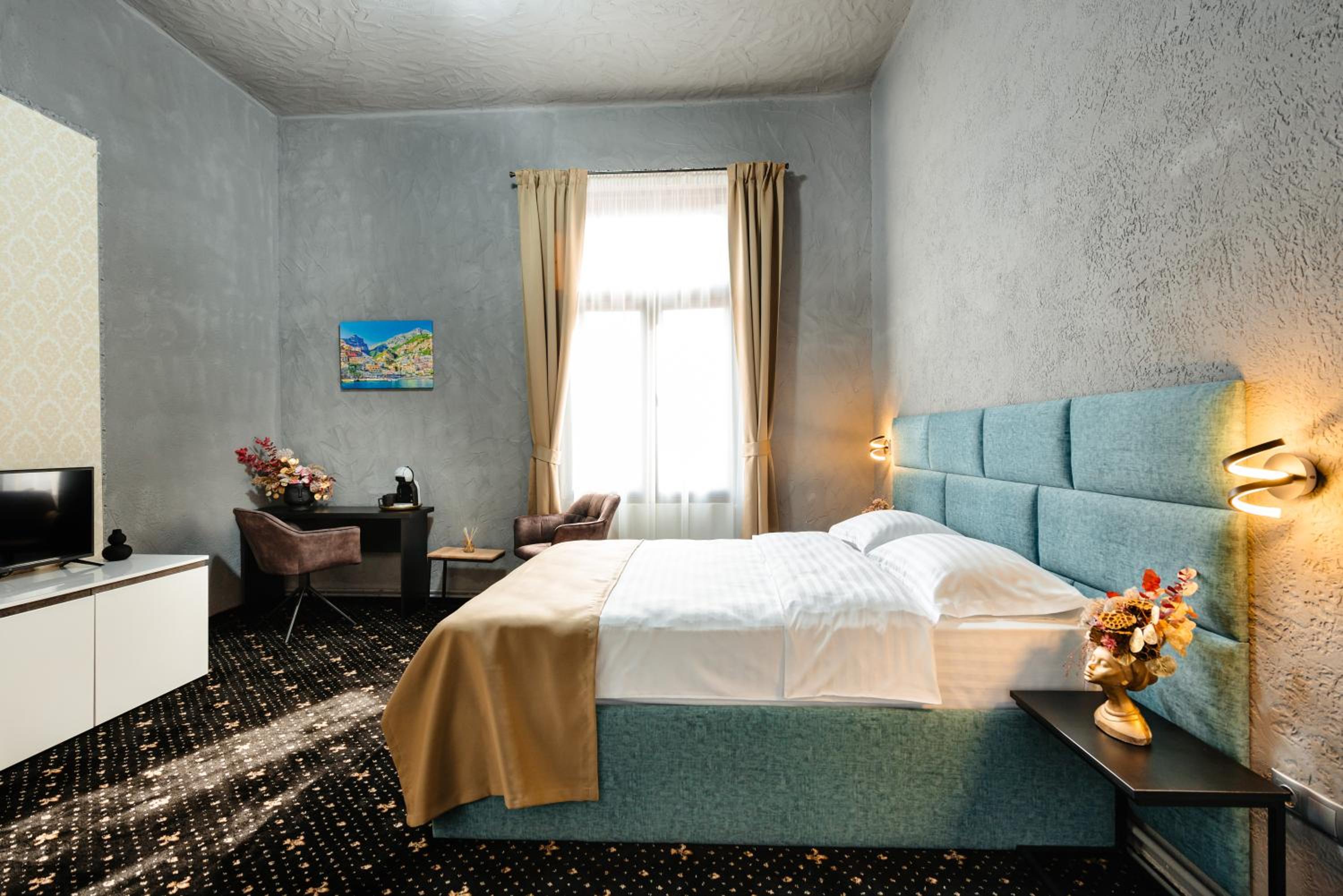 Double Room - Photo 6