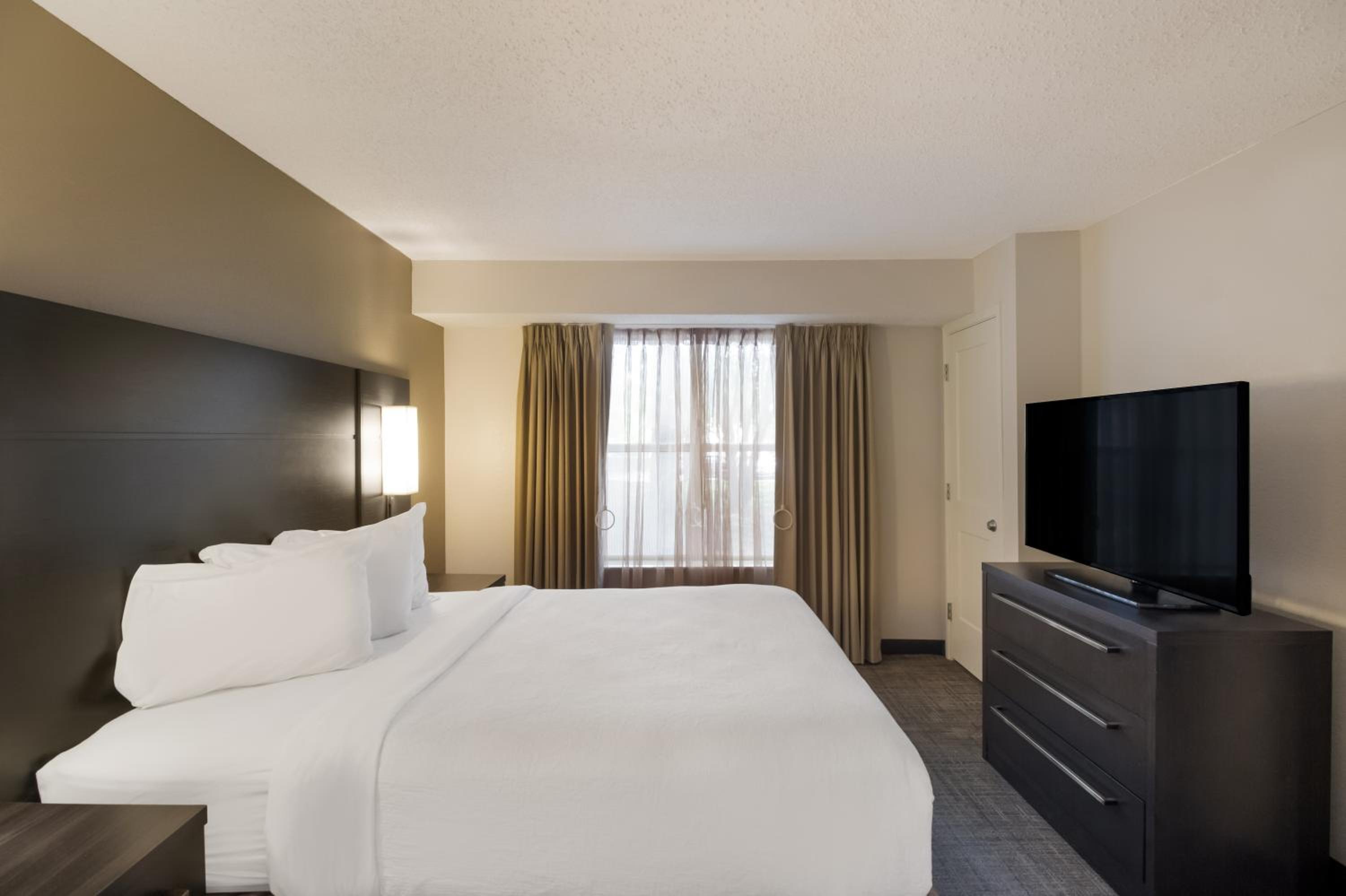 One-Bedroom Suite - Photo 11