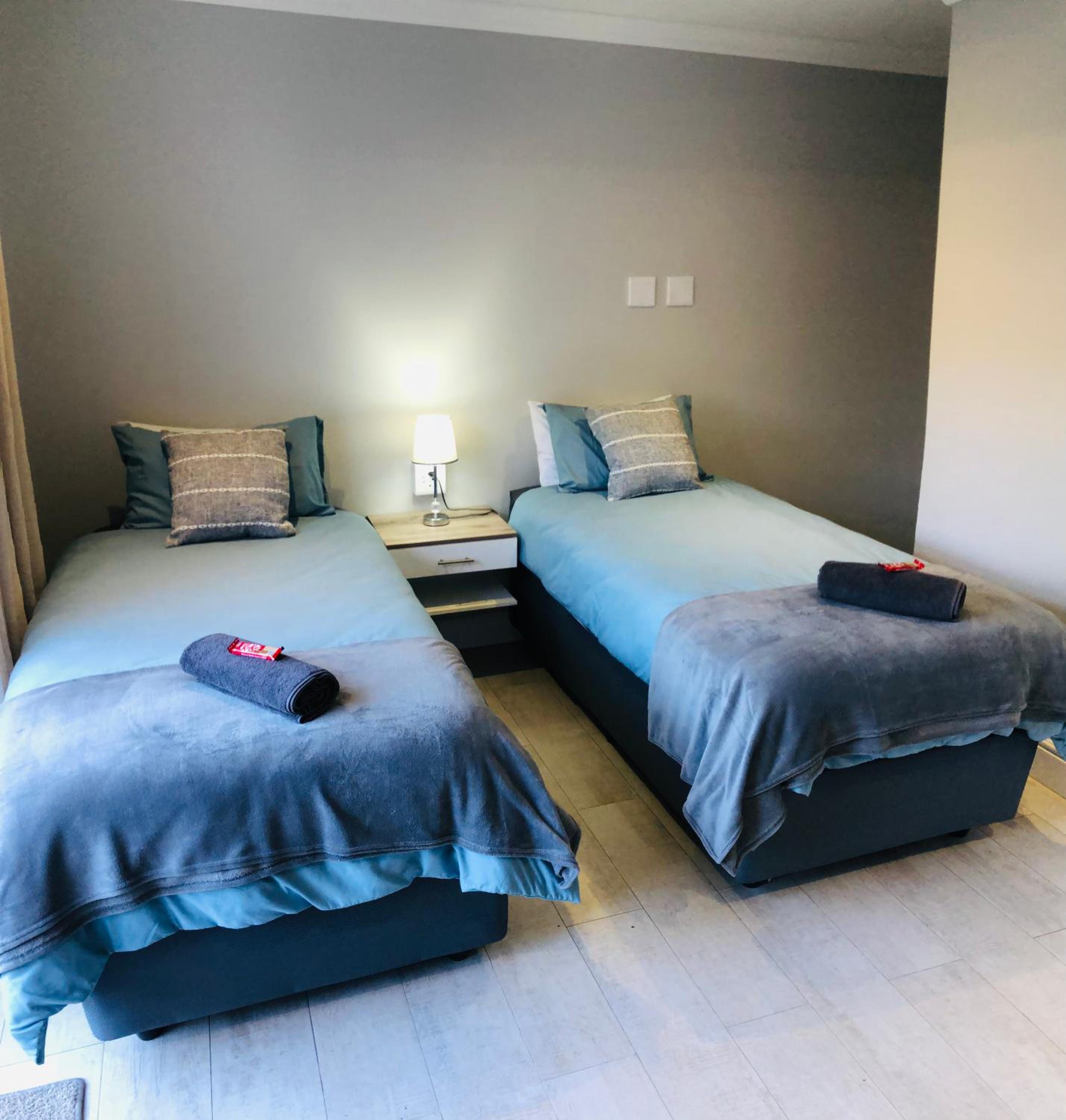Twin Room with Private Bathroom - Photo 9
