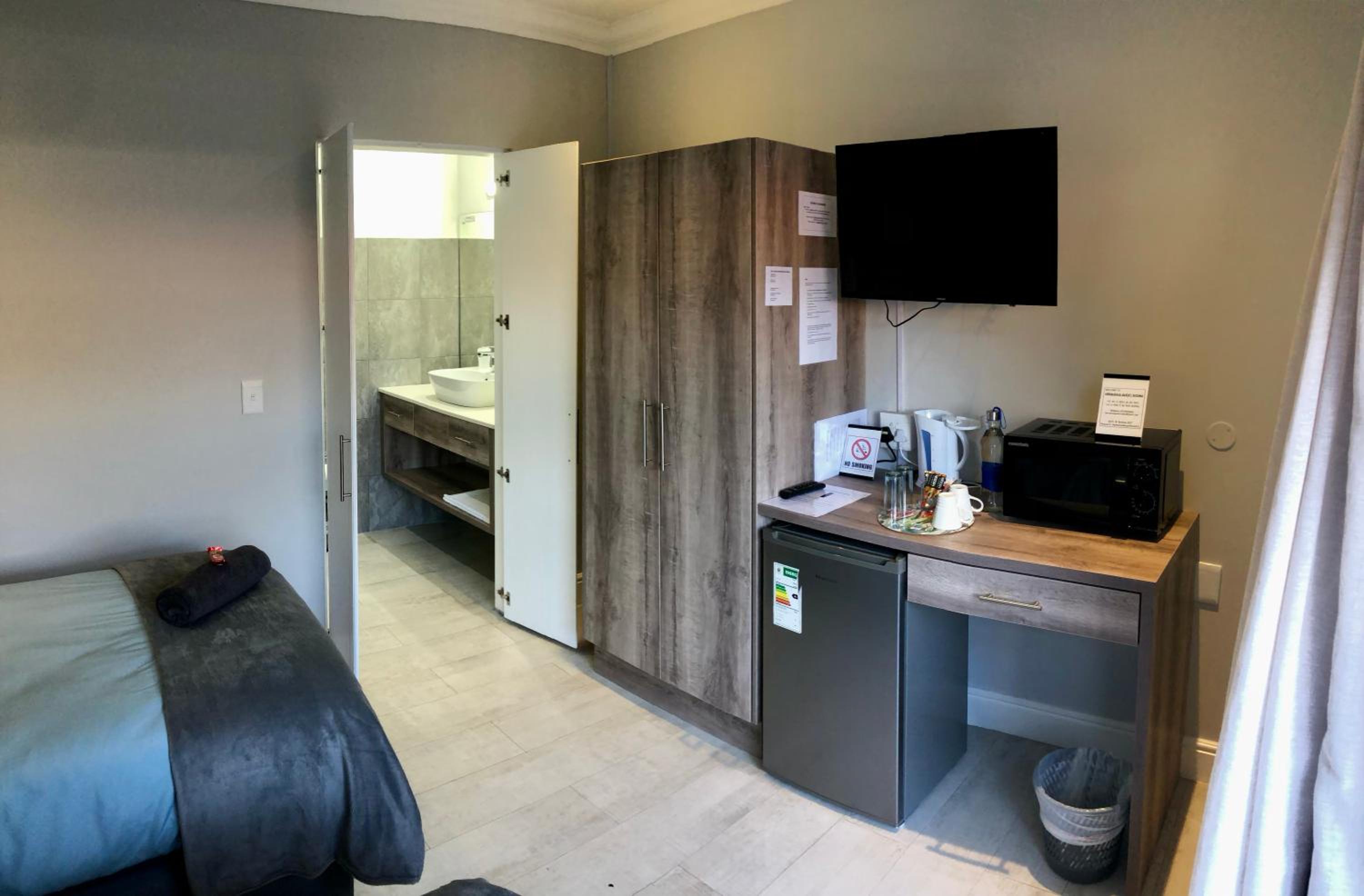 Twin Room with Private Bathroom - Photo 11