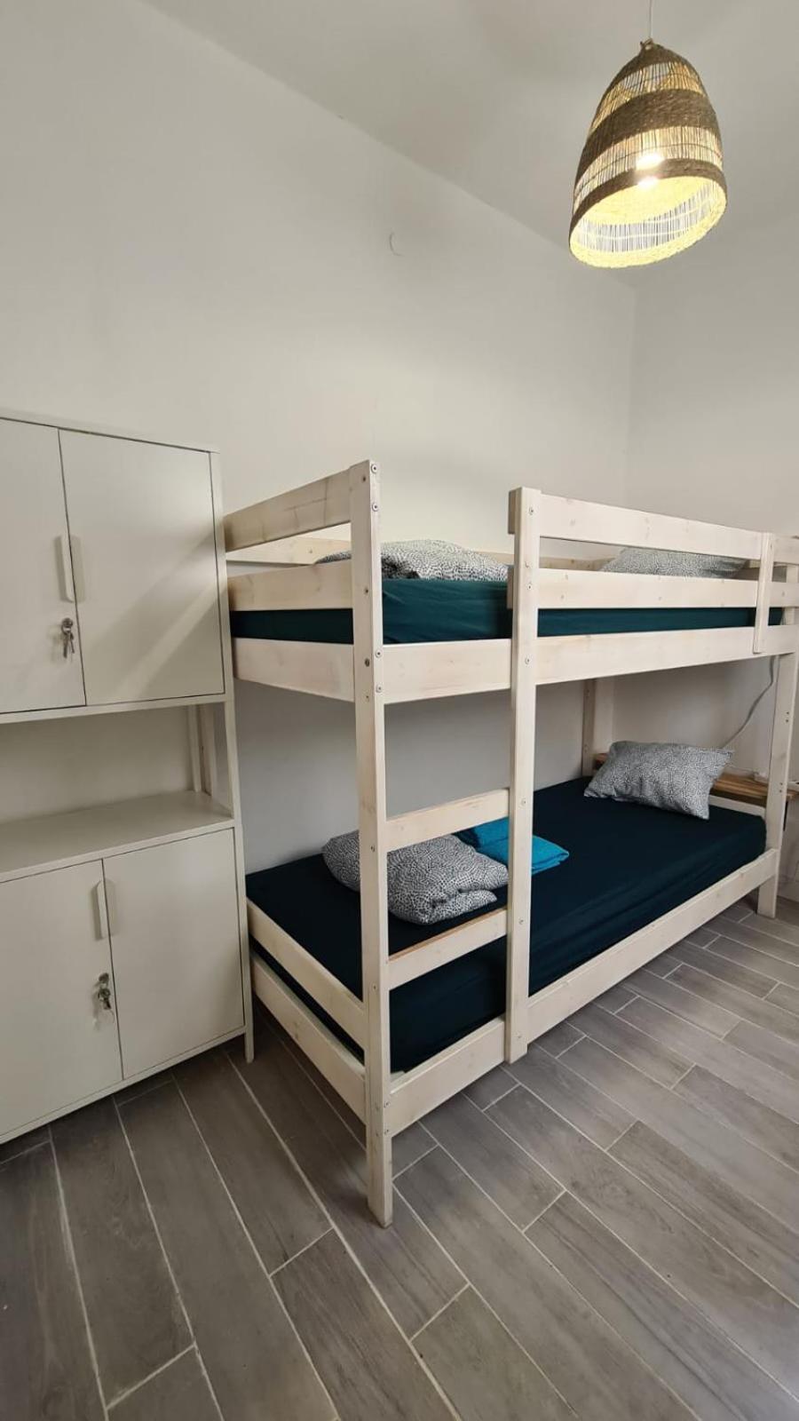 Cama individual en habitación compartida mixta