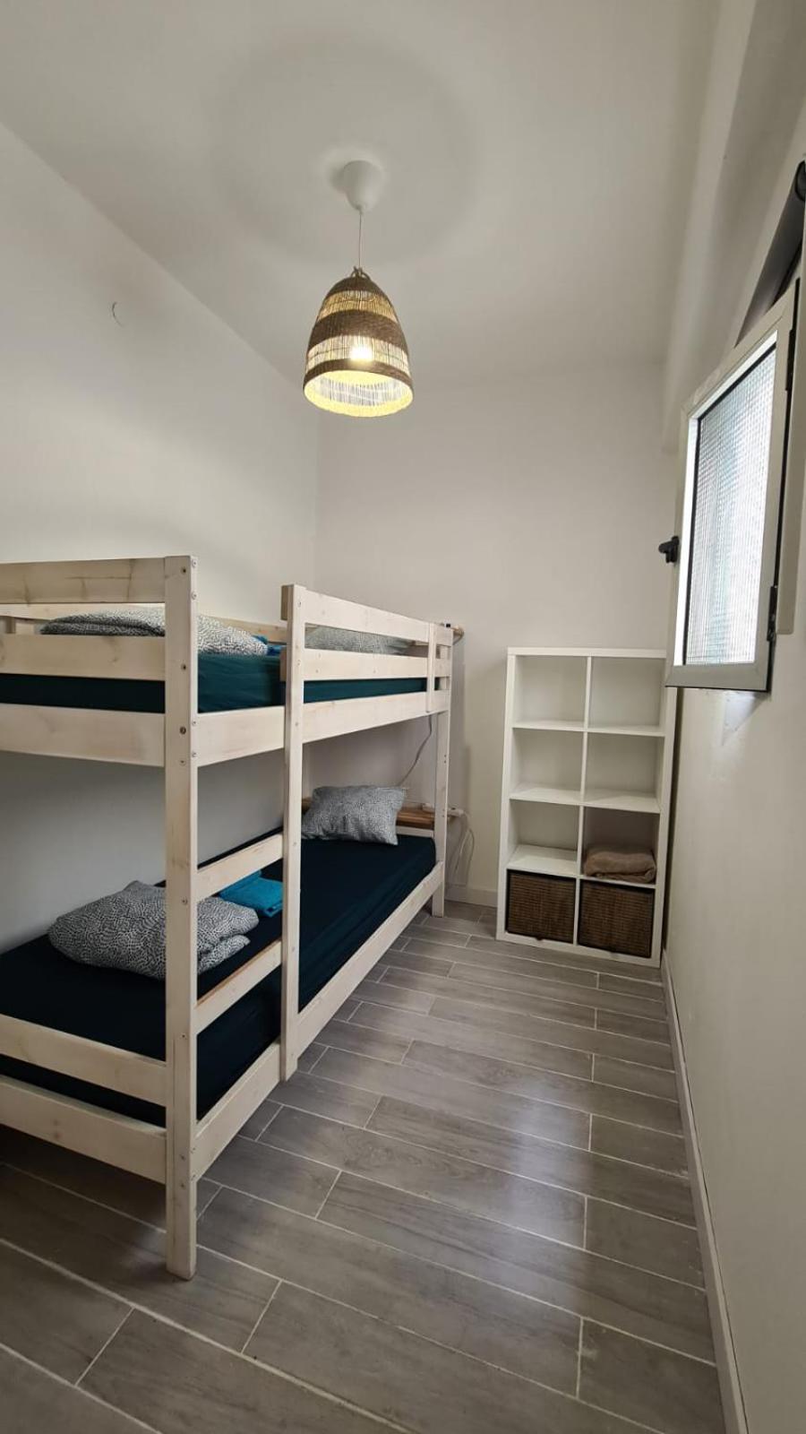 Cama individual en habitación compartida mixta