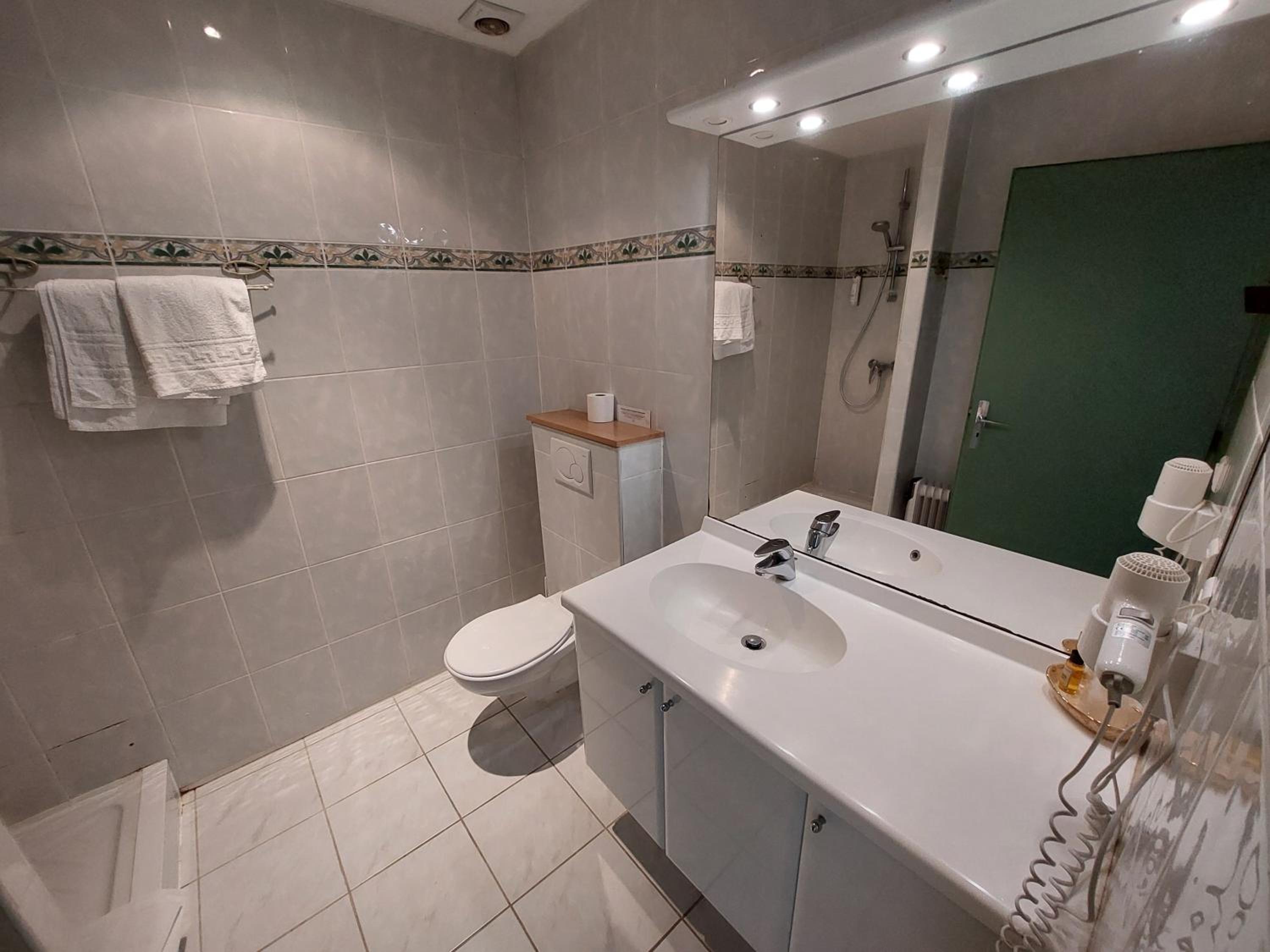 Double Room - Photo 17