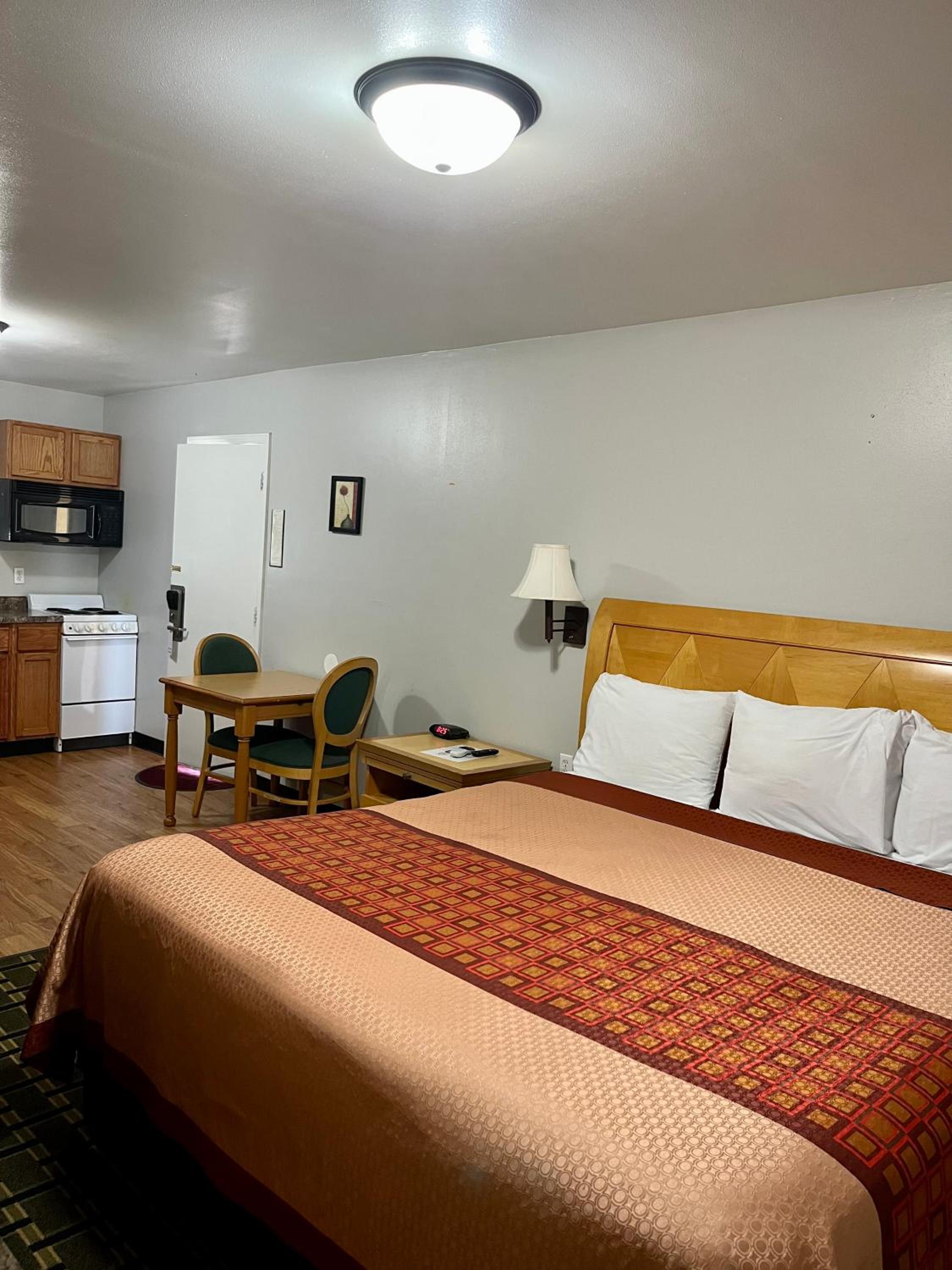 Queen Room photo 2